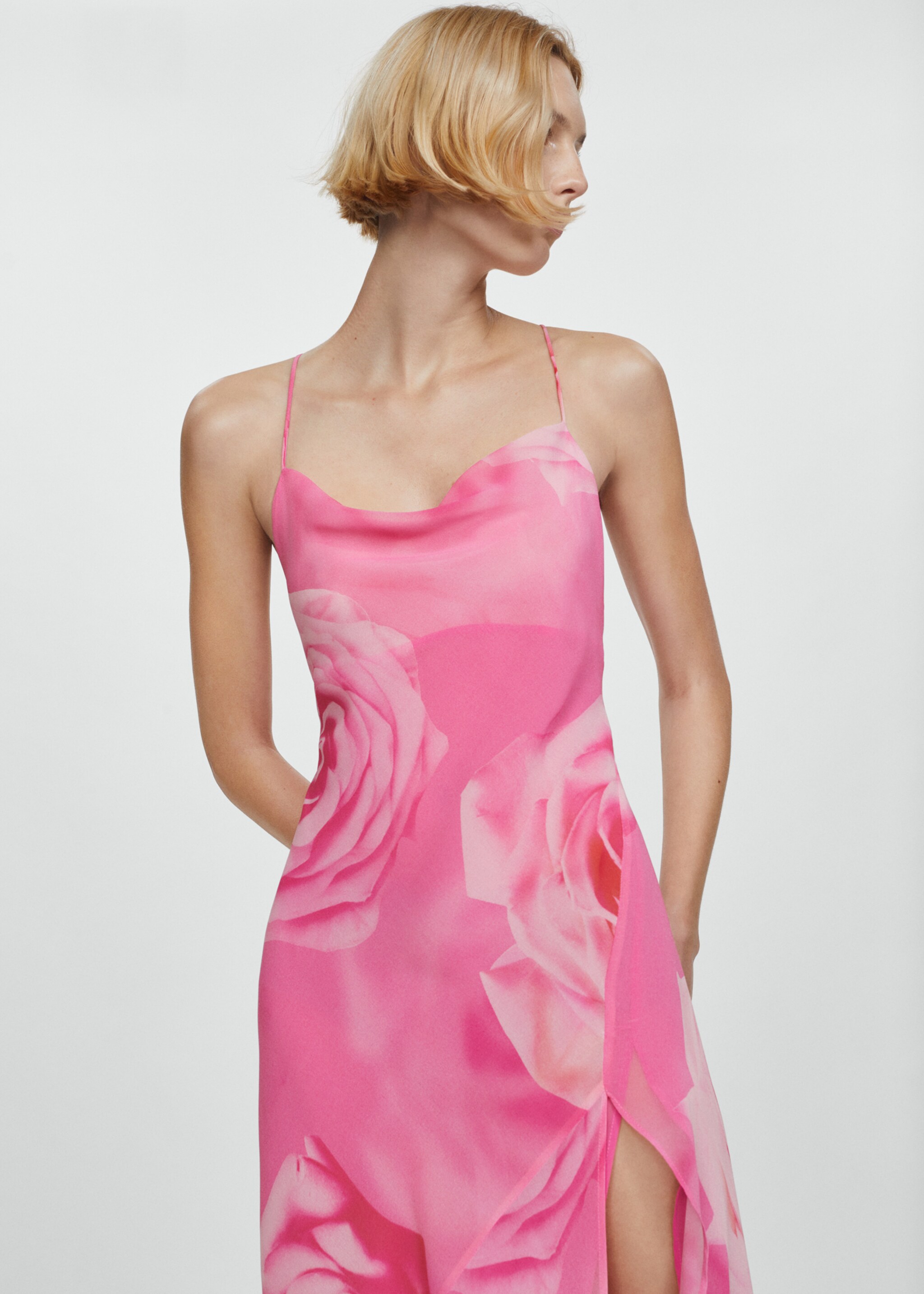 Robe fleurie ouverture - Plan moyen