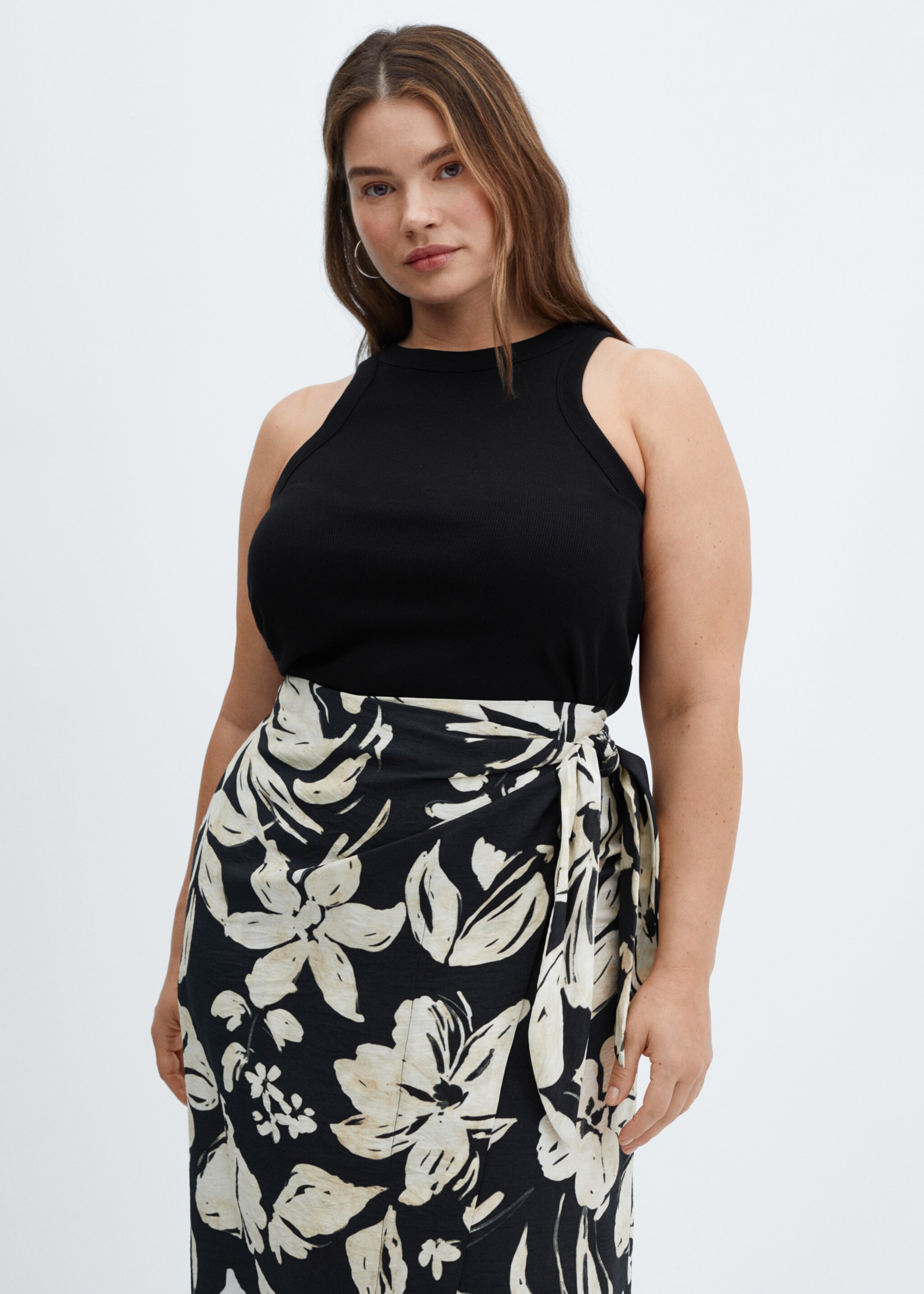 Geblümter Wickelrock - Detail des Artikels 5, Schwarz. Ref: 67047120-00.