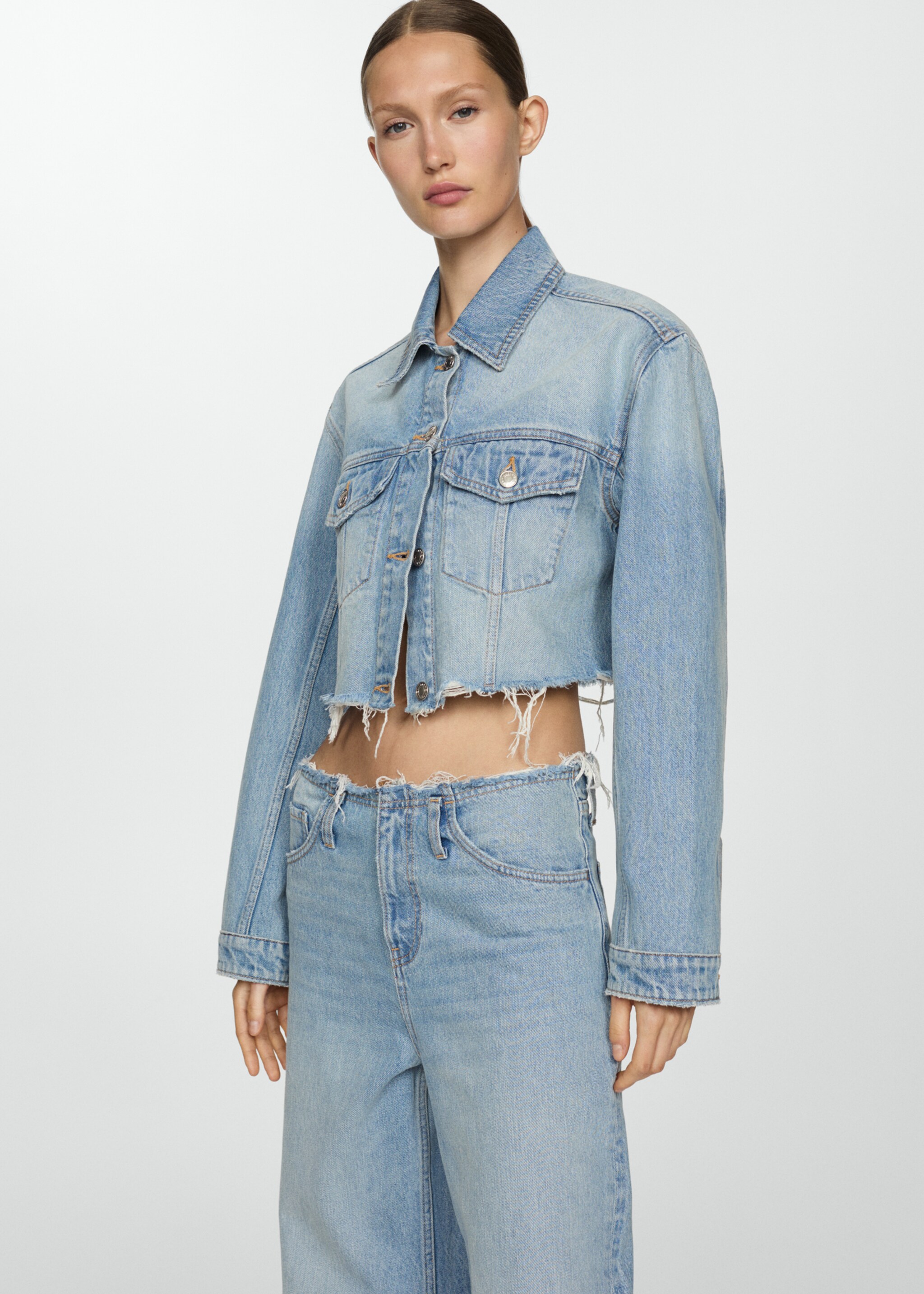 Wideleg-Jeans mit ausgefransten Abschlüssen - Detail des Artikels 1