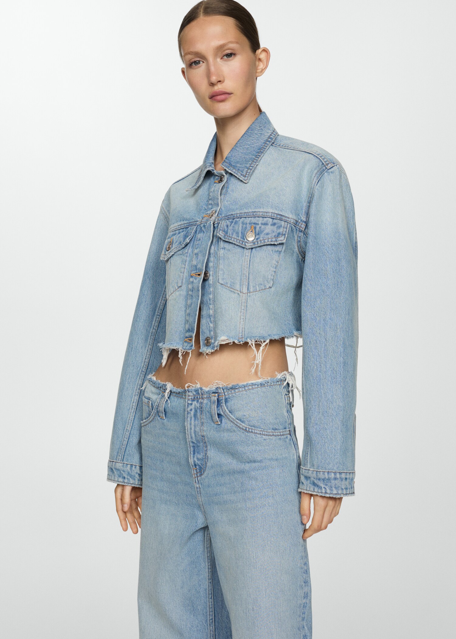 Wideleg-Jeans mit ausgefransten Abschlüssen - Detail des Artikels 1