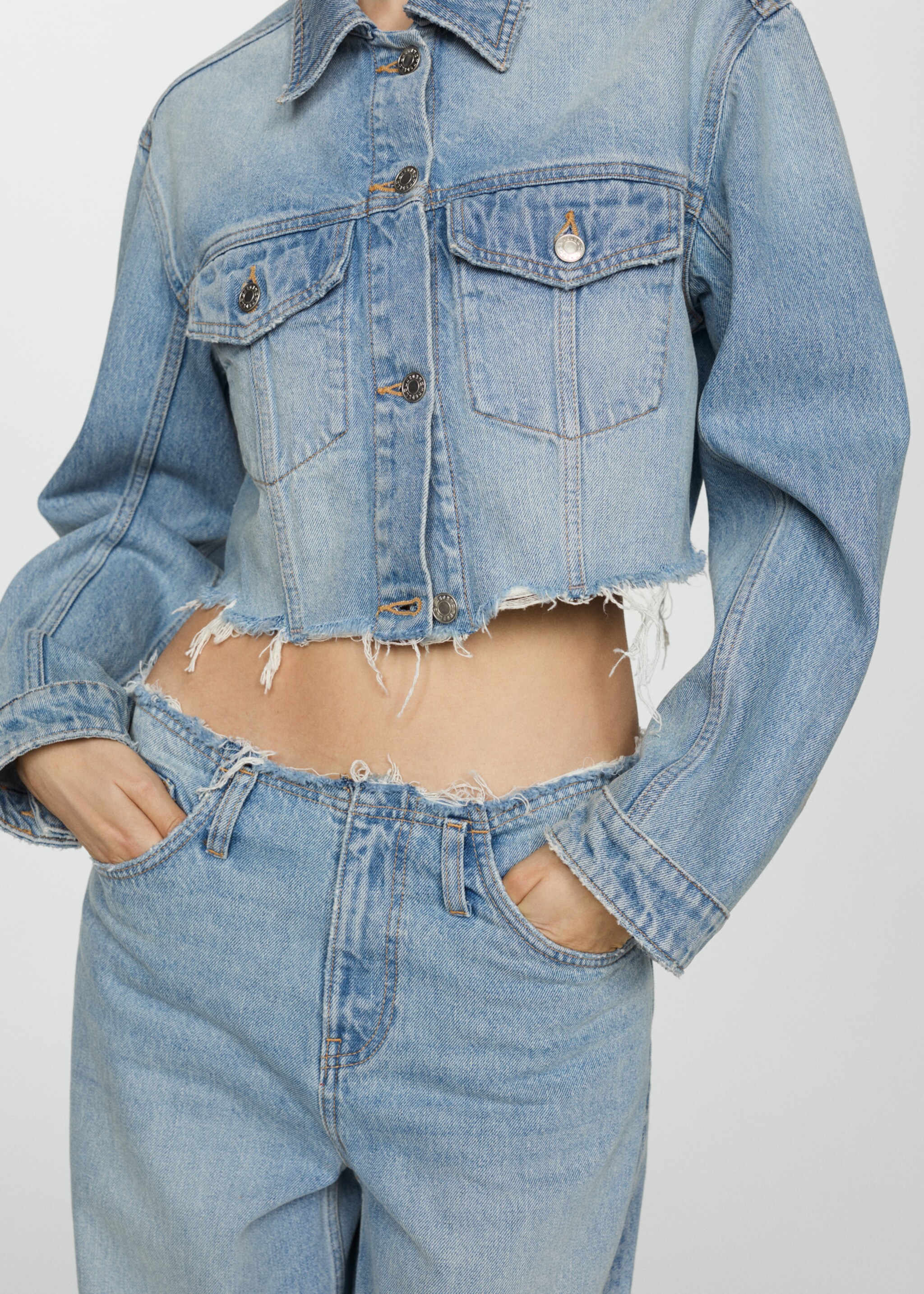 Wideleg-Jeans mit ausgefransten Abschlüssen - Detail des Artikels 6
