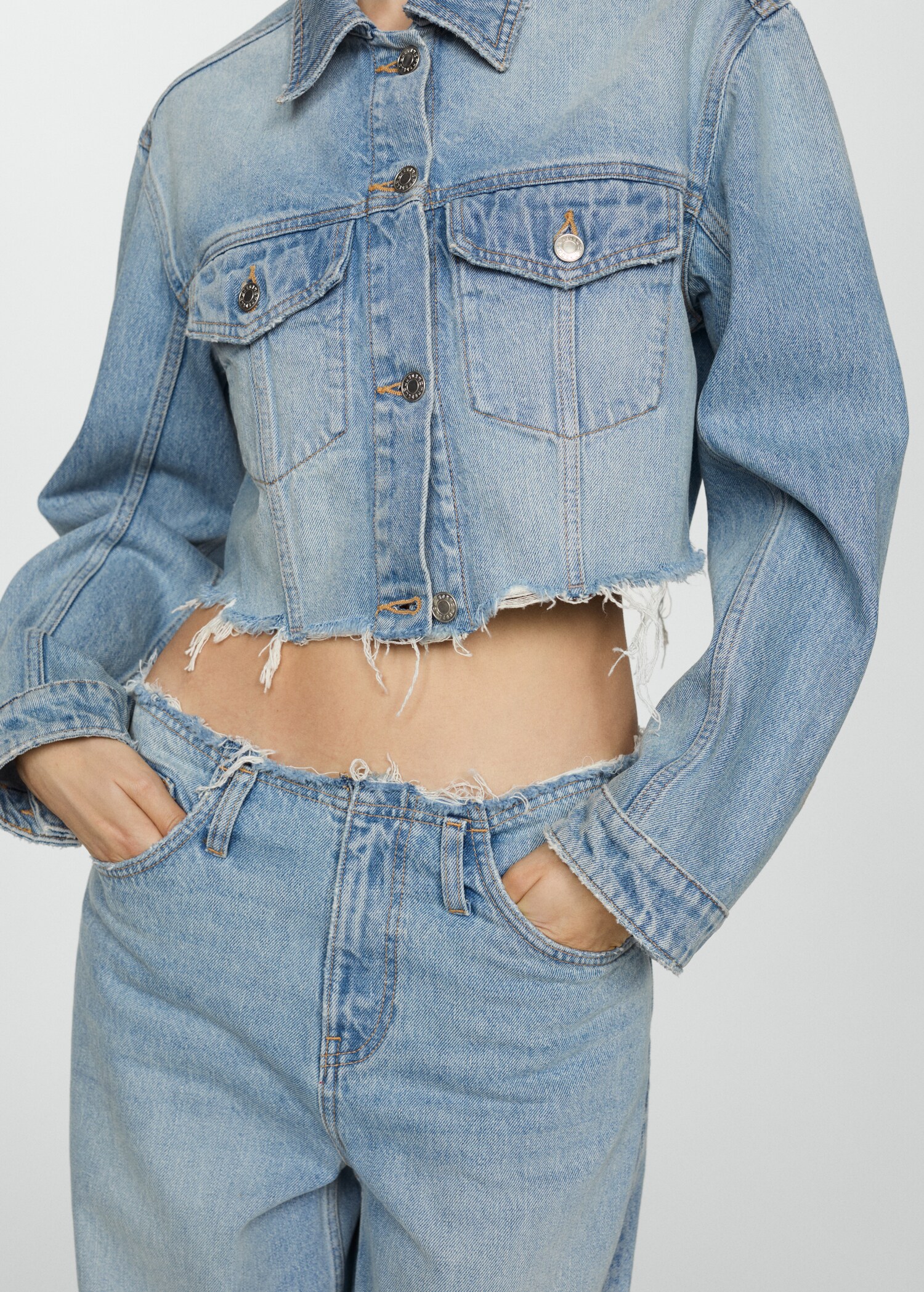 Wideleg-Jeans mit ausgefransten Abschlüssen - Detail des Artikels 6