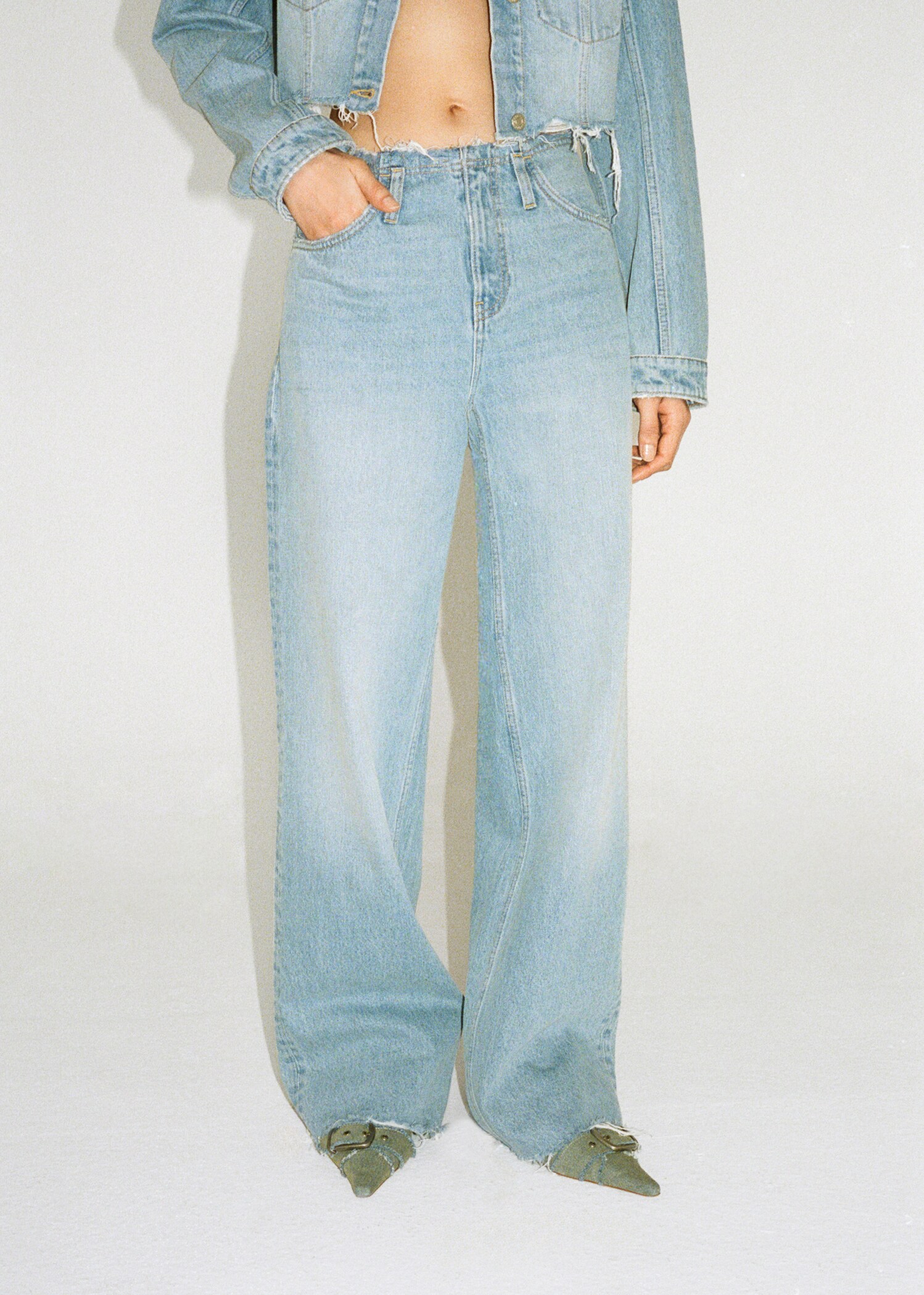 Wideleg-Jeans mit ausgefransten Abschlüssen - Detail des Artikels 7