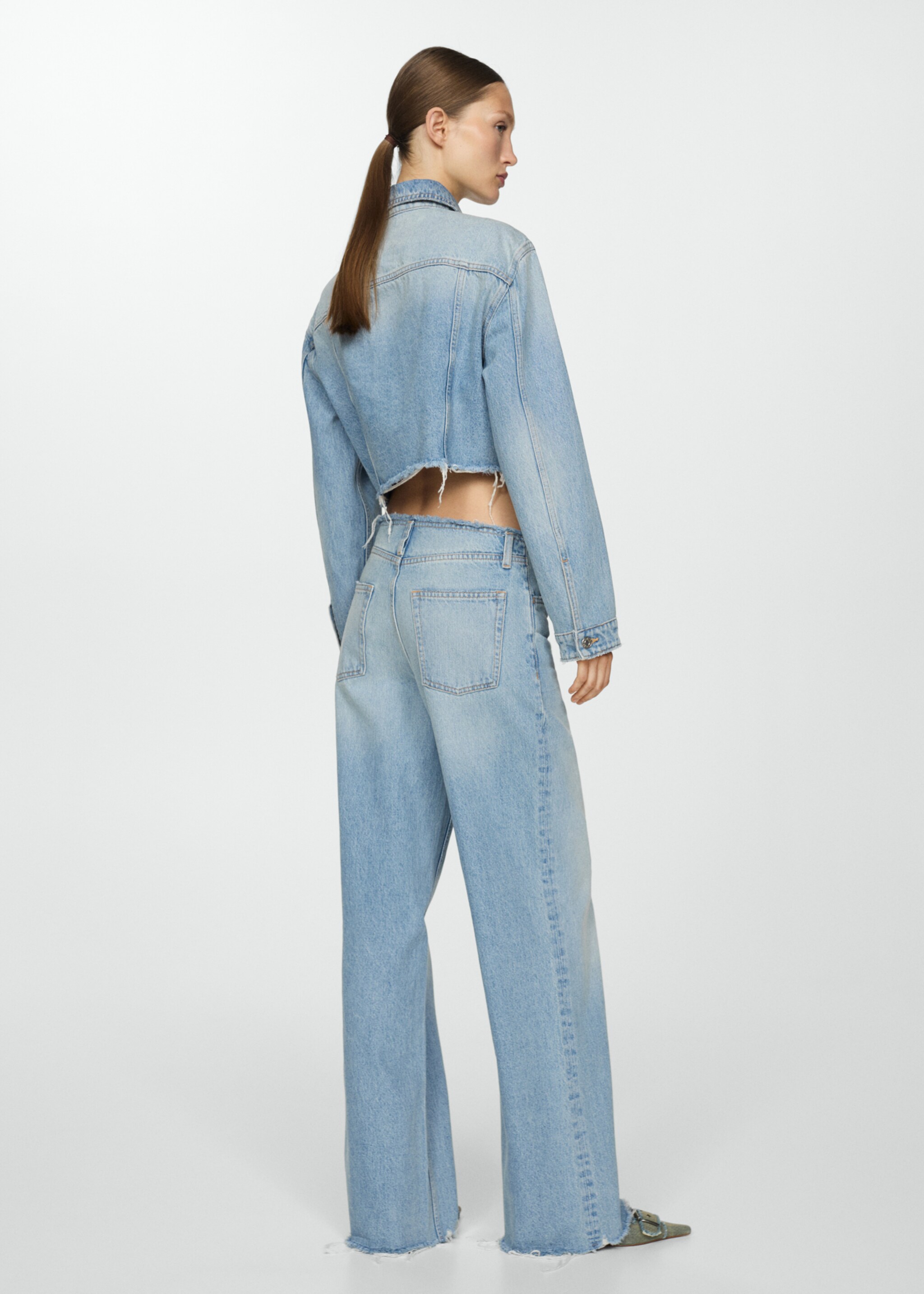 Wideleg-Jeans mit ausgefransten Abschlüssen - Rückseite des Artikels