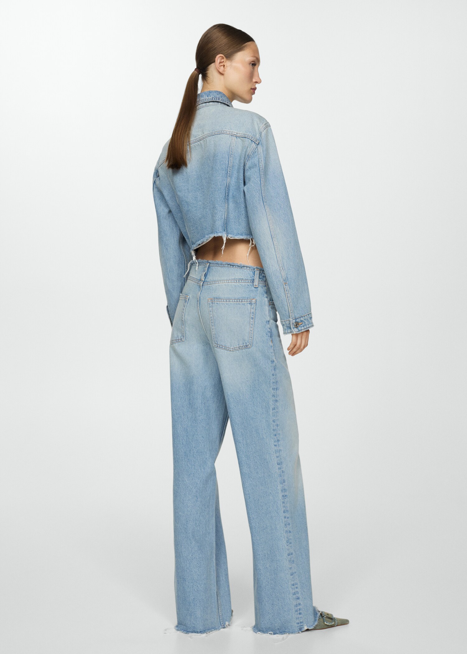 Wideleg-Jeans mit ausgefransten Abschlüssen - Rückseite des Artikels
