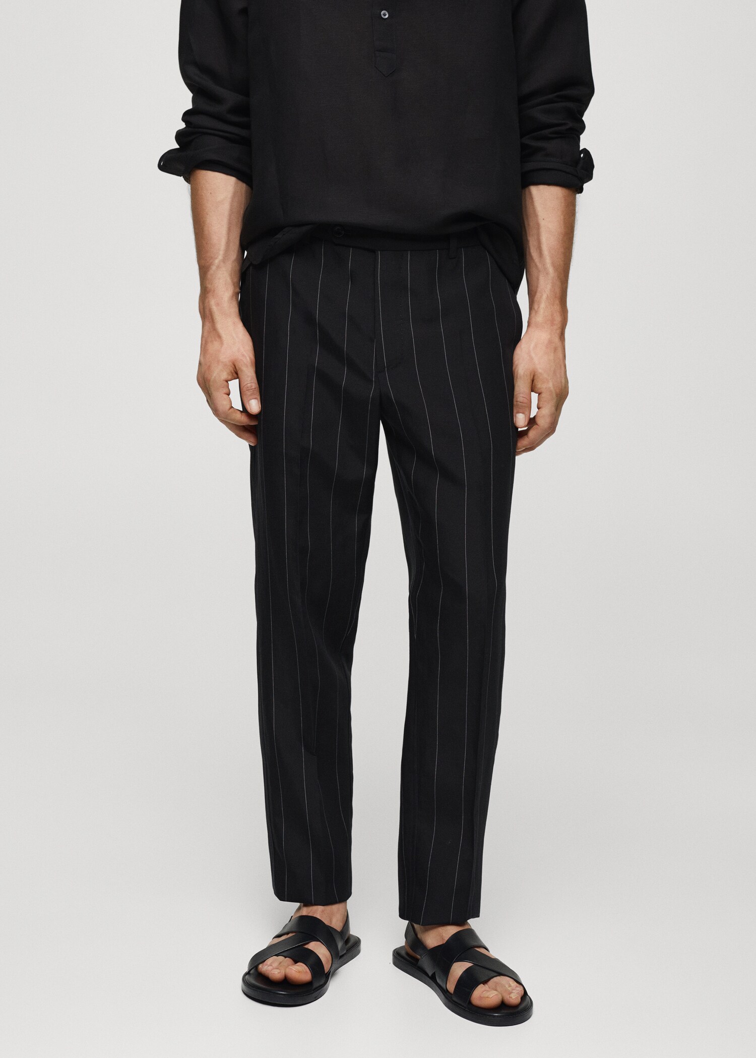 Pantalón slim fit lino rayas diplomáticas - Plano medio