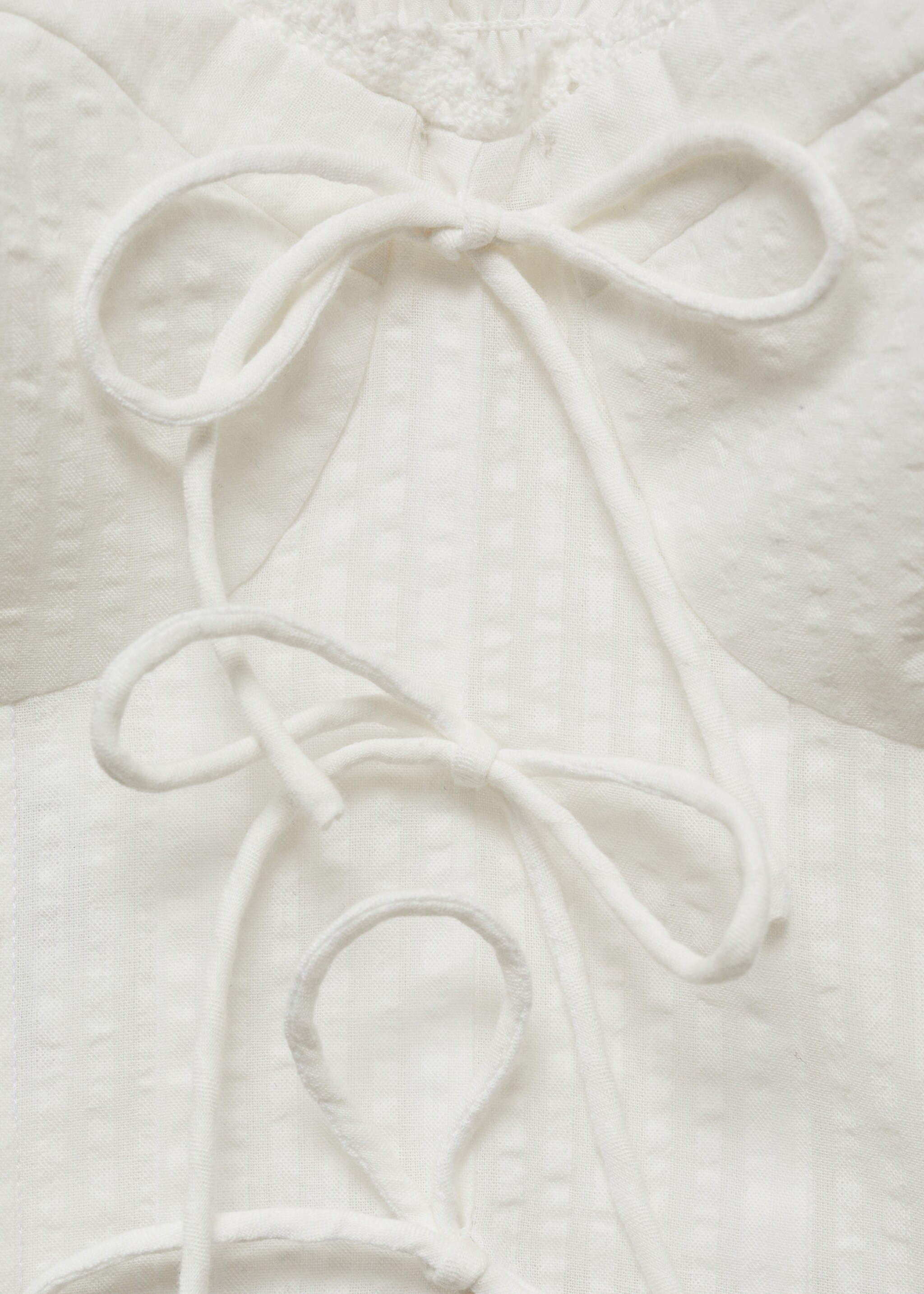 Cropped blouse with bow detail - Details of the article 8