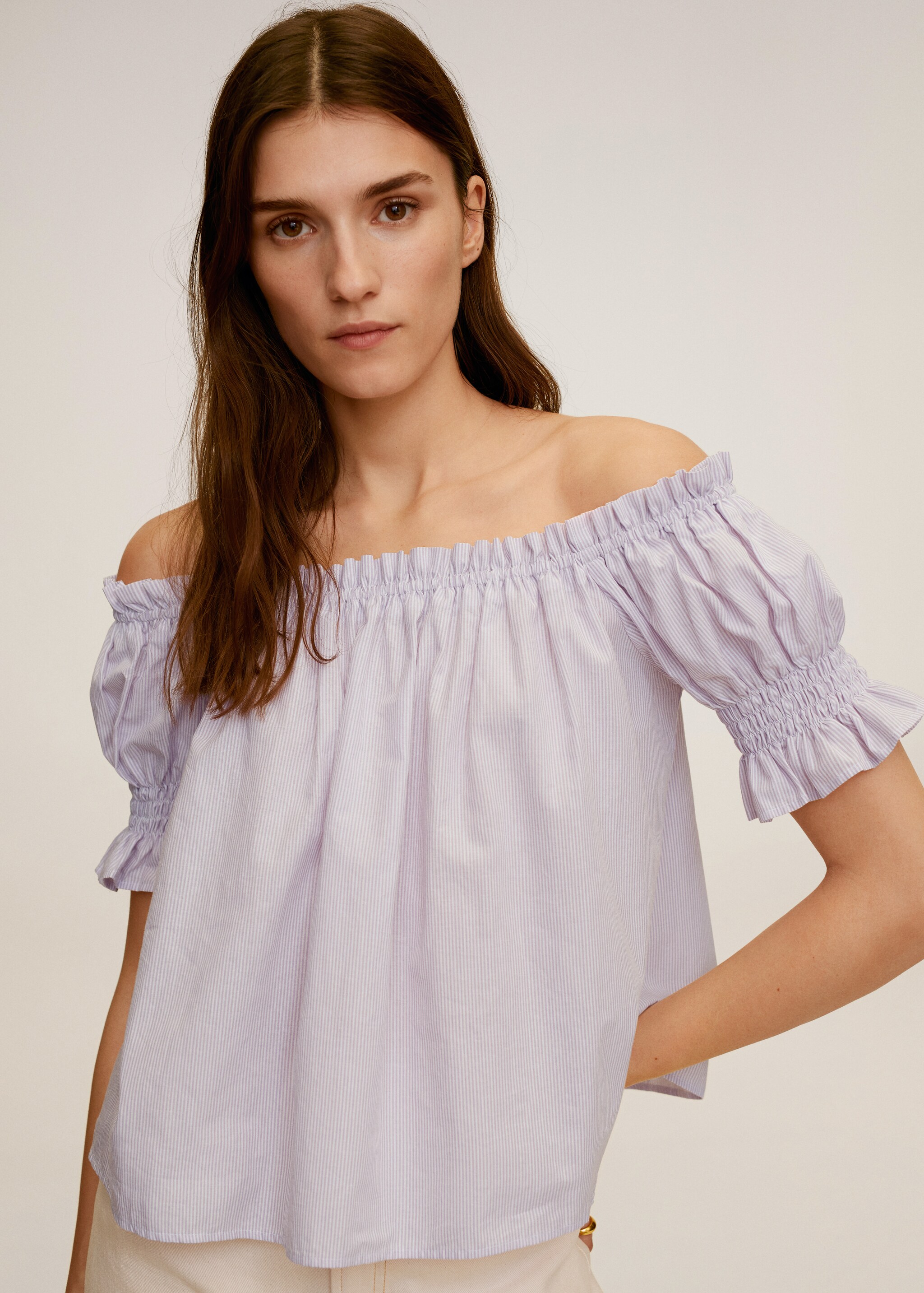 Blusa off-shoulder - Plano medio