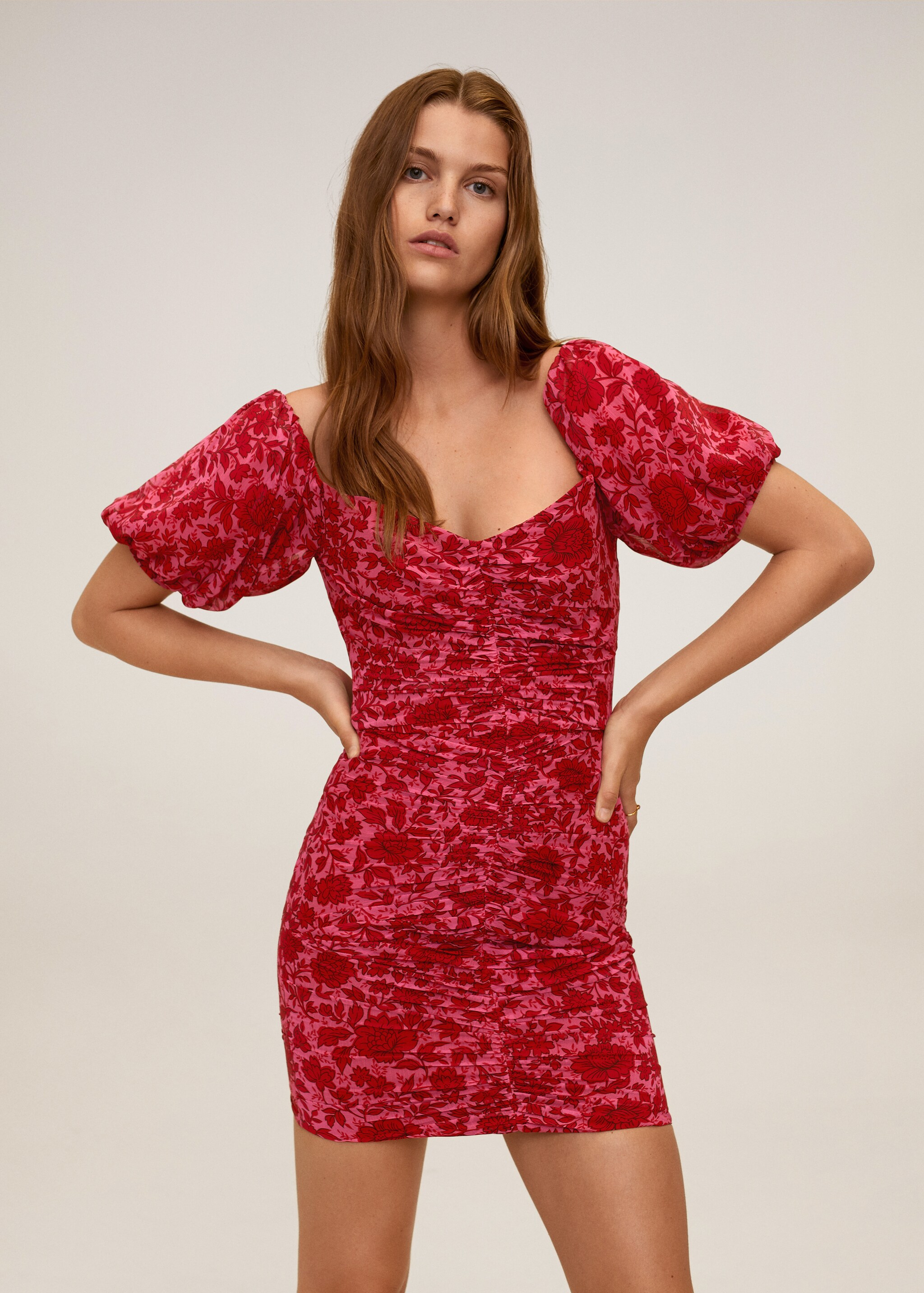Vestido às flores com rufos - Plano médio