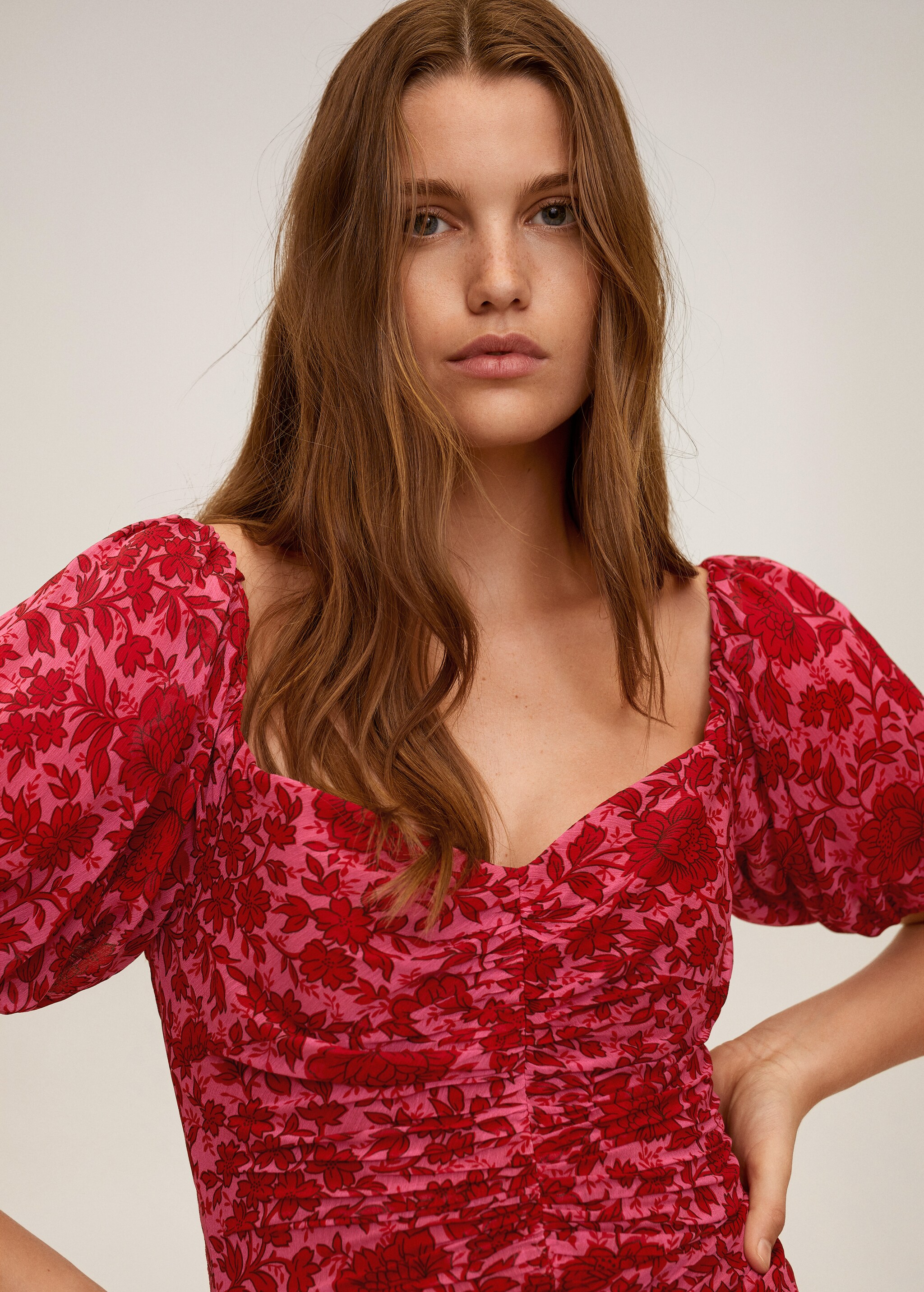 Vestido às flores com rufos - Pormenor do artigo 2