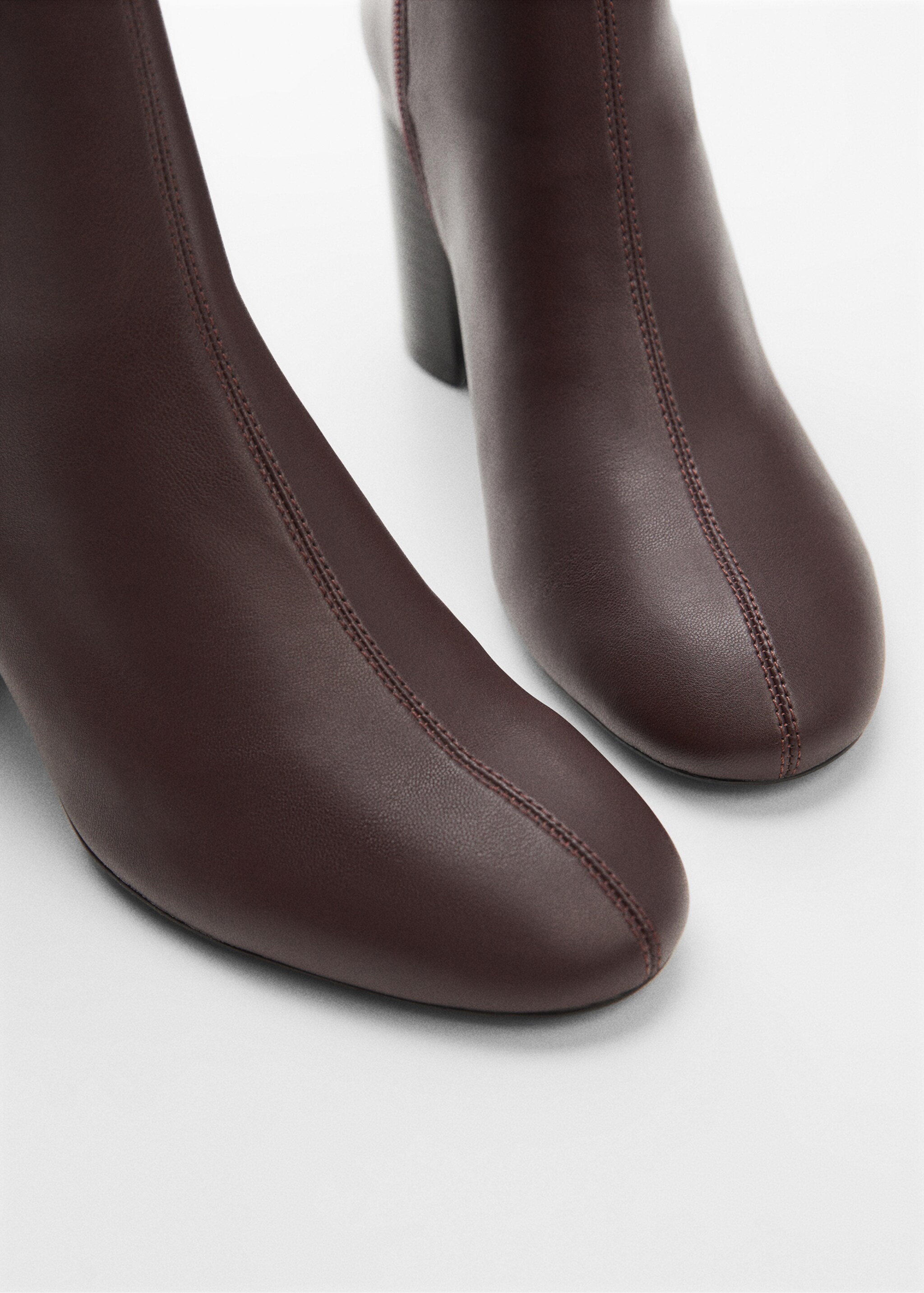 Round-toe heeled ankle boots - Details of the article 2, Burgundy. Ref: 67050275-00.