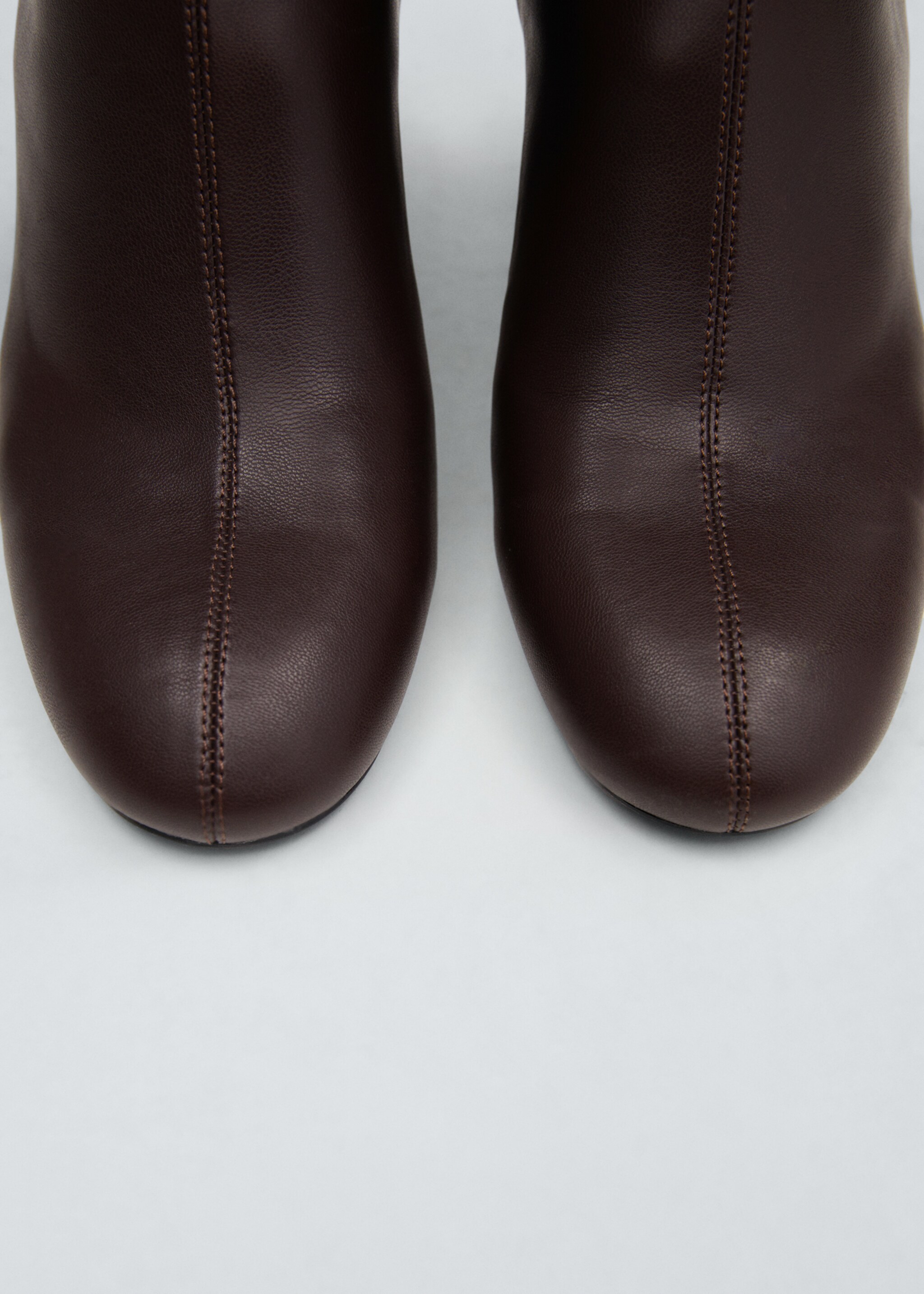 Round-toe heeled ankle boots - Details of the article 9, Burgundy. Ref: 67050275-00.