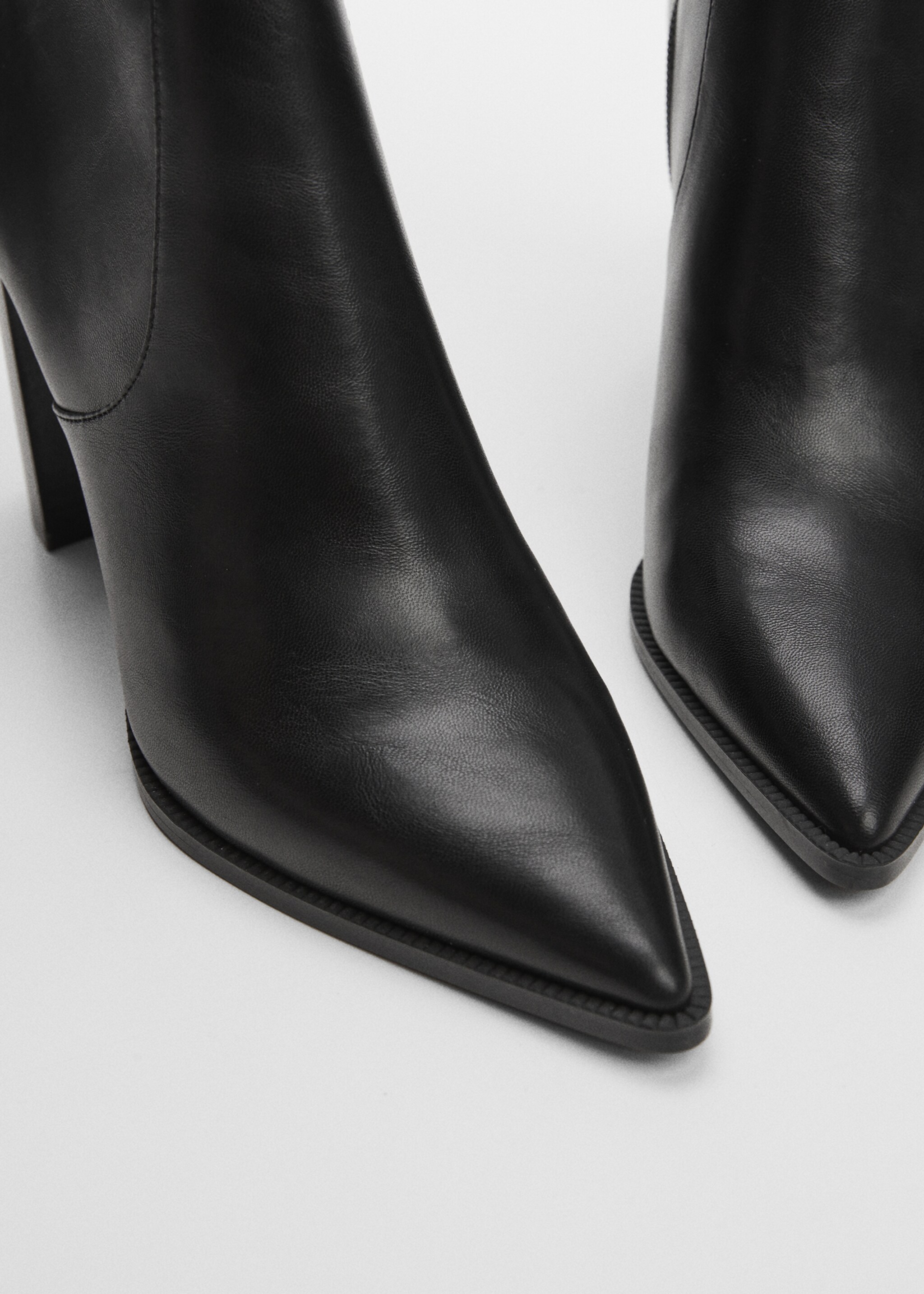 Bottines pointues à talon - Détail de l'article 2, Noir. Ref: 67050278-00.