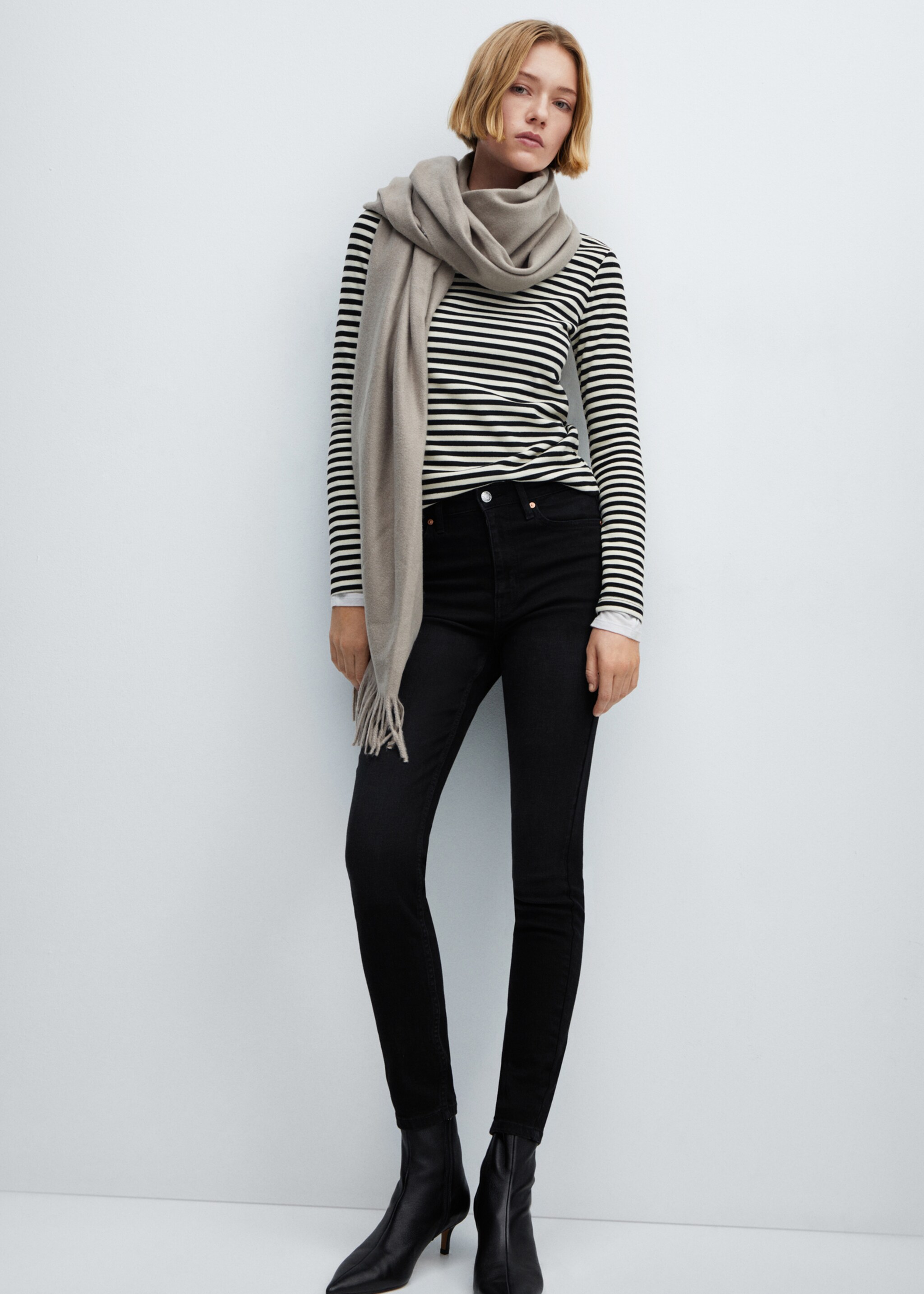 High-rise skinny jeans - Details of the article 2