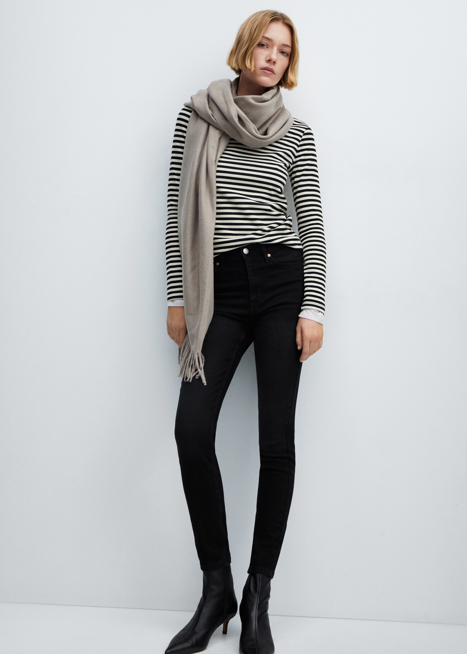 High-rise skinny jeans - Details of the article 2
