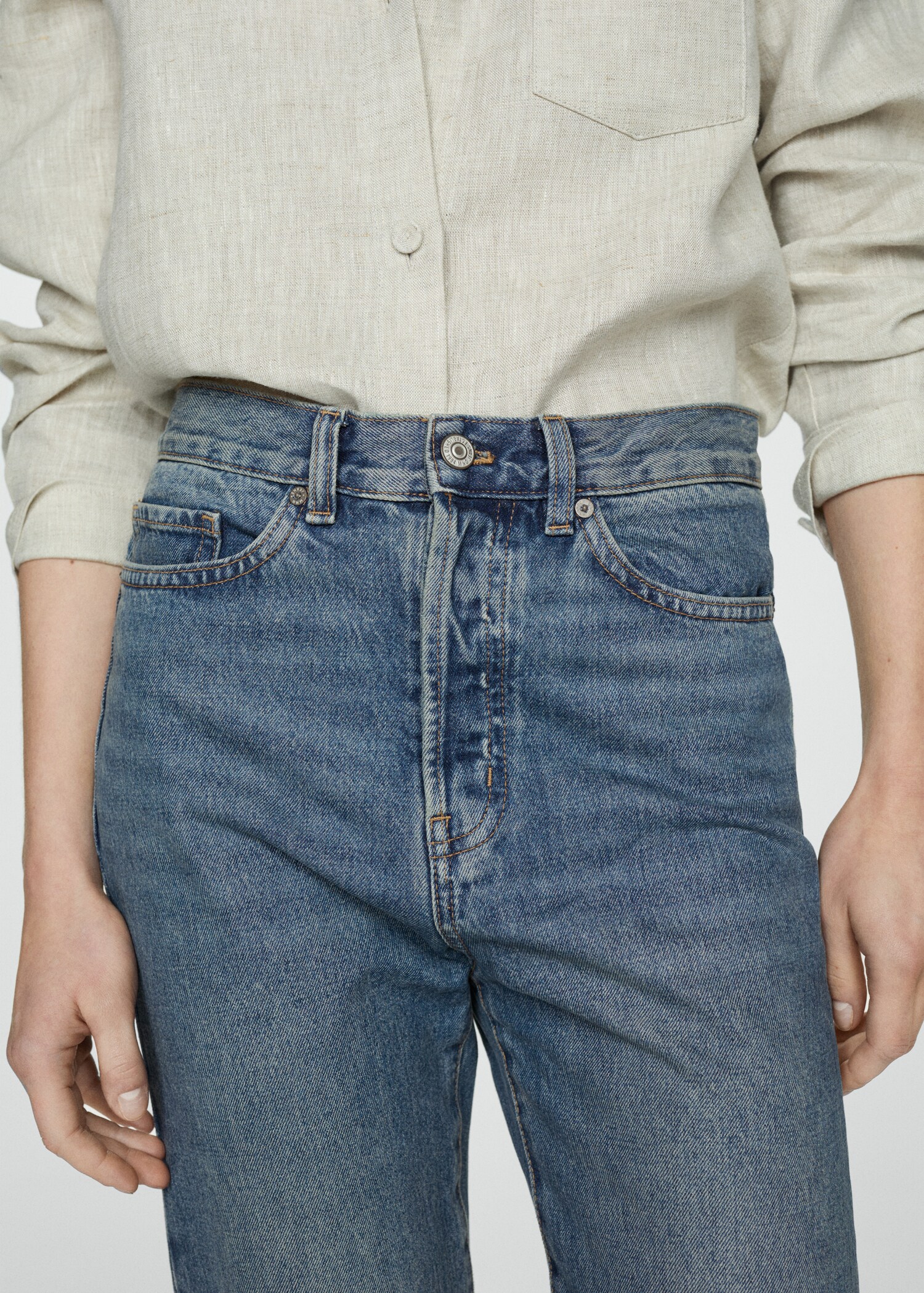 Gerade Jeans mit Vorwärtsnähten - Detail des Artikels 6