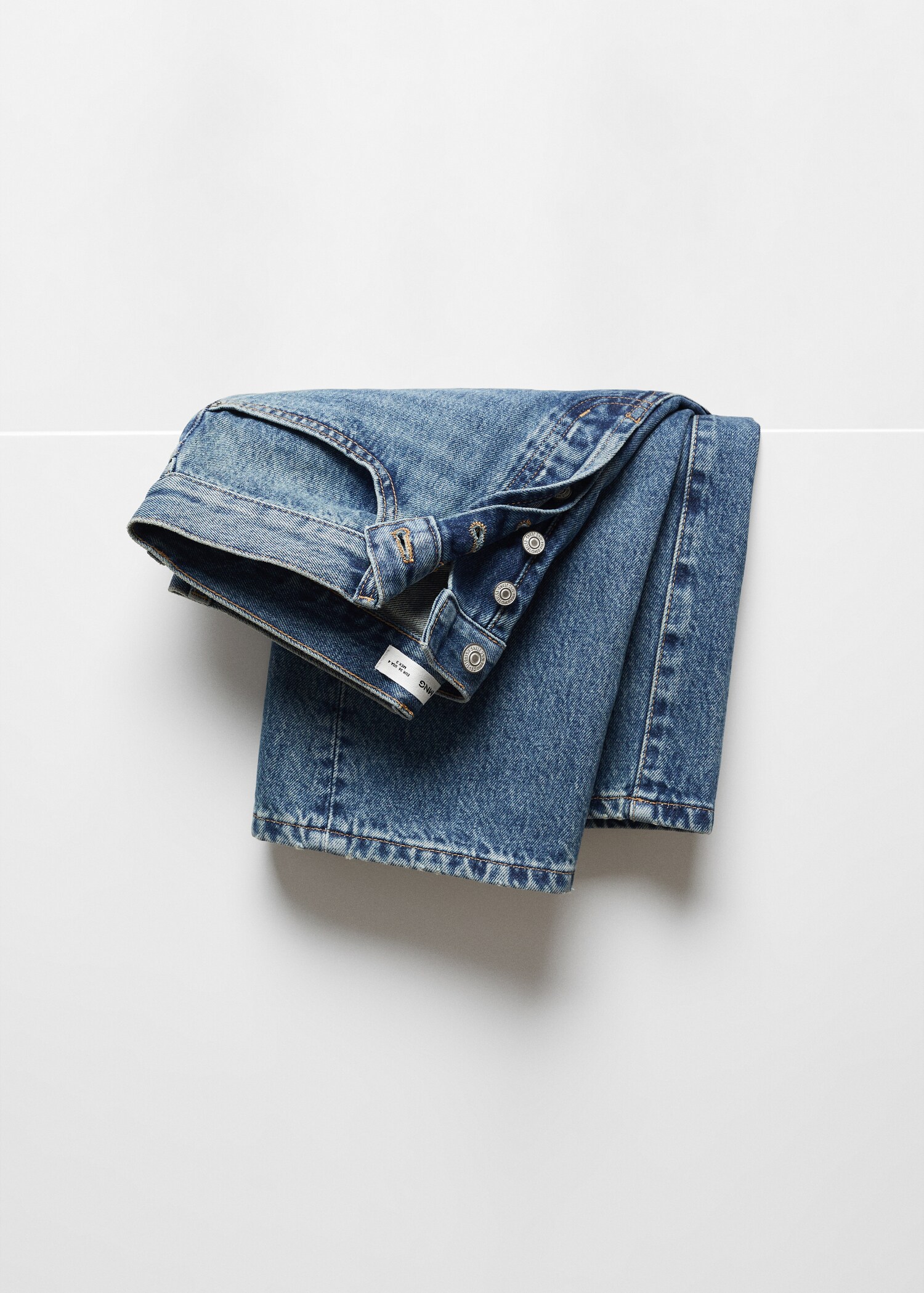 Gerade Jeans mit Vorwärtsnähten - Detail des Artikels 8