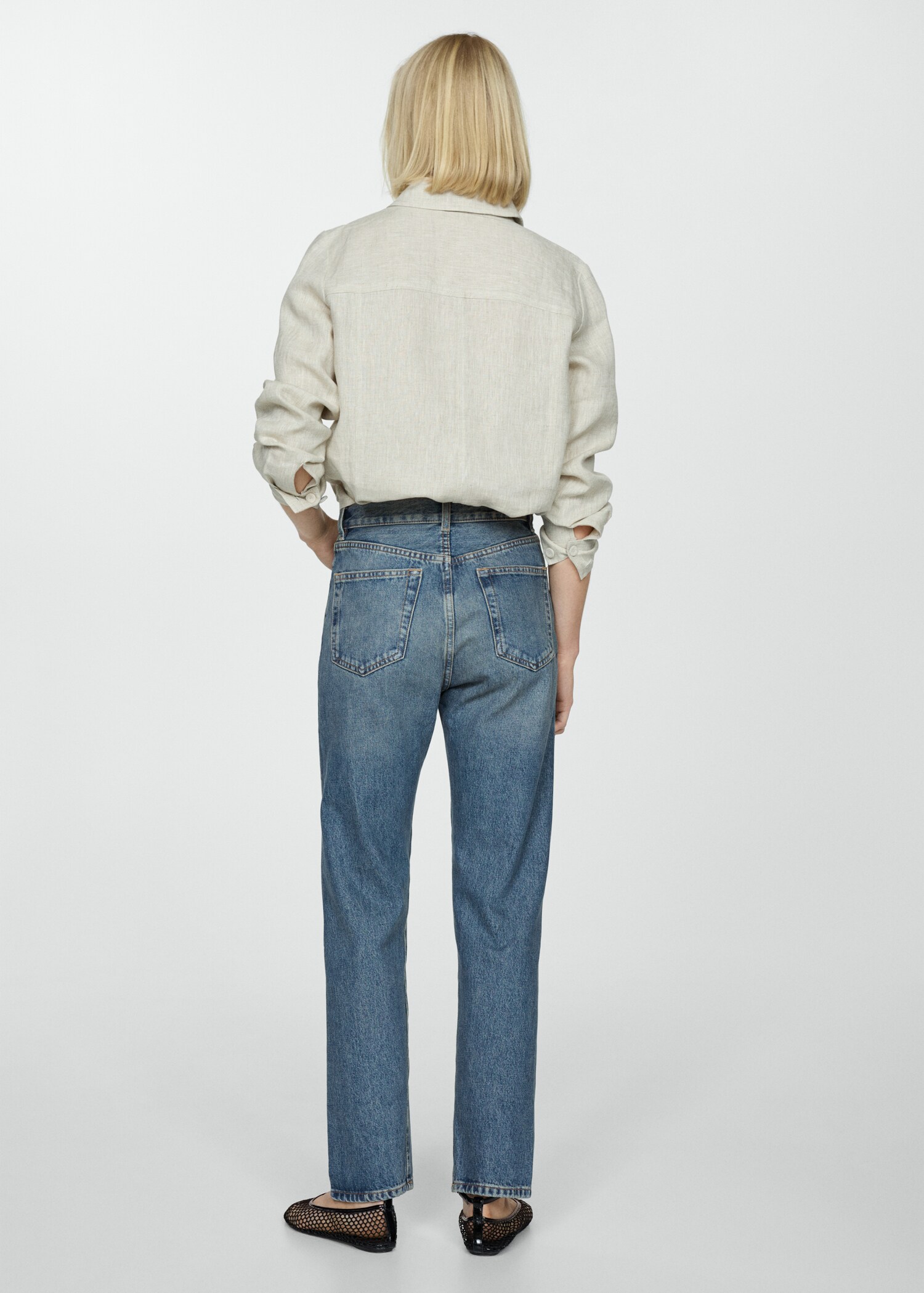Gerade Jeans mit Vorwärtsnähten - Rückseite des Artikels