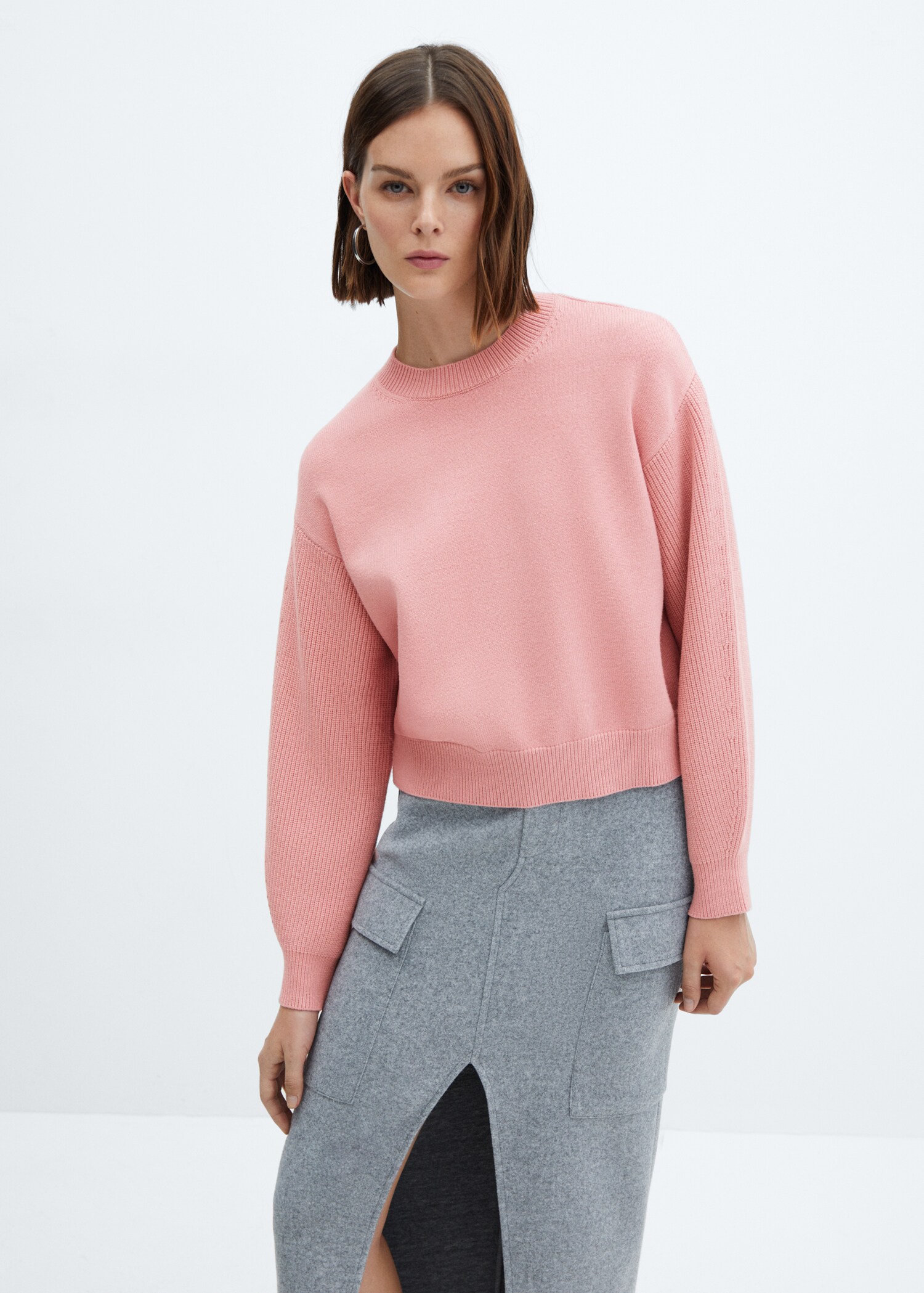 Round-neck knitted sweater - Medium plane
