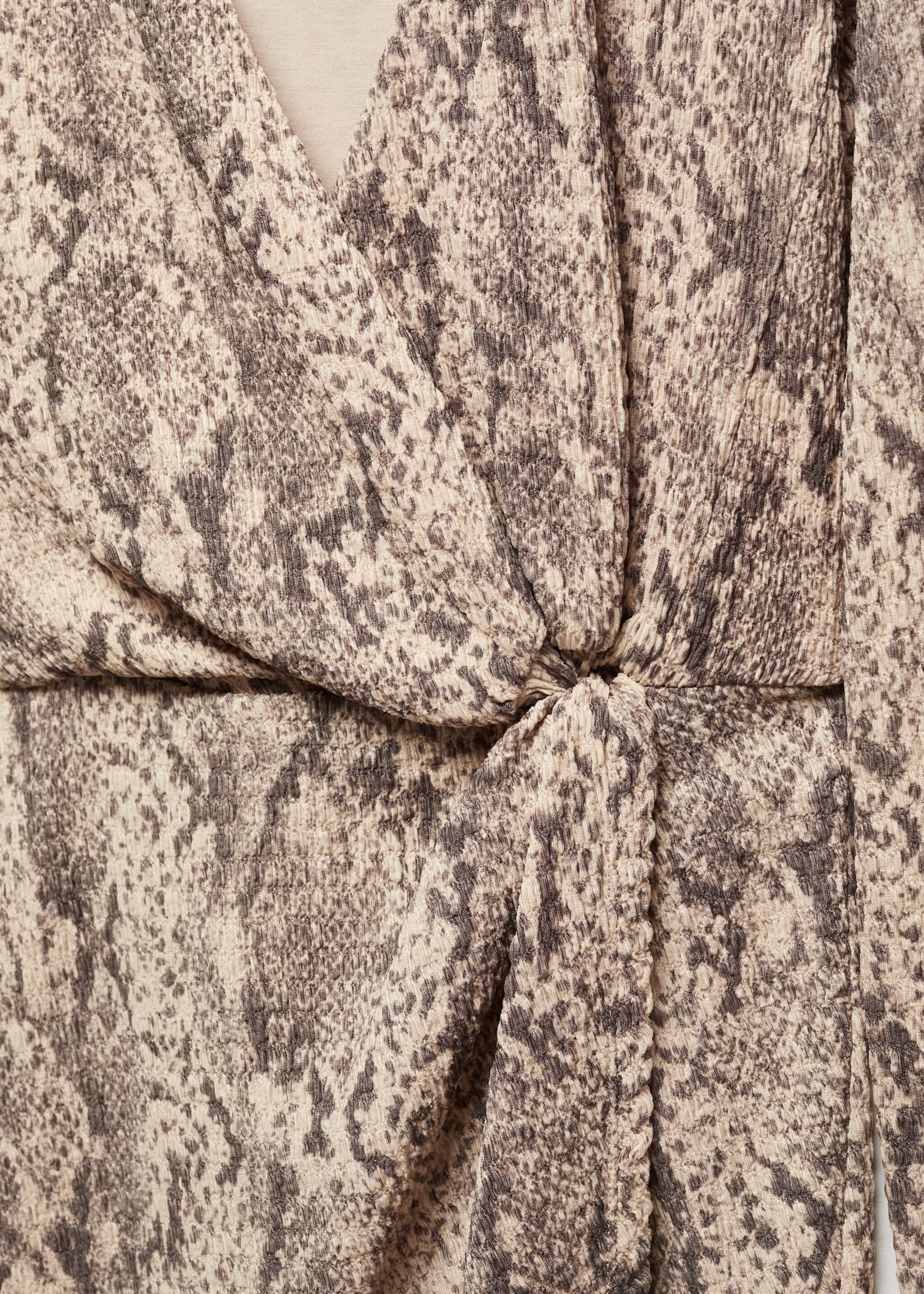 Animal-print textured dress - Details of the article 8, Beige. Ref: 67050461-00.