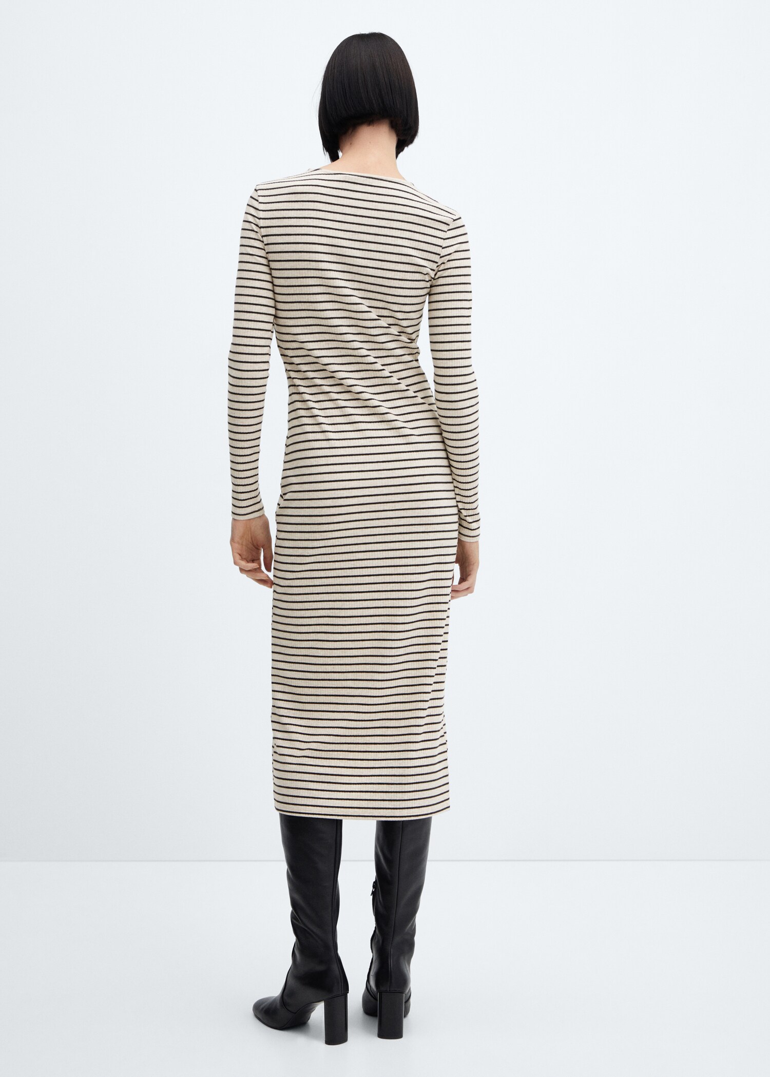 Gestreiftes Kleid mit Rippstruktur - Rückseite des Artikels