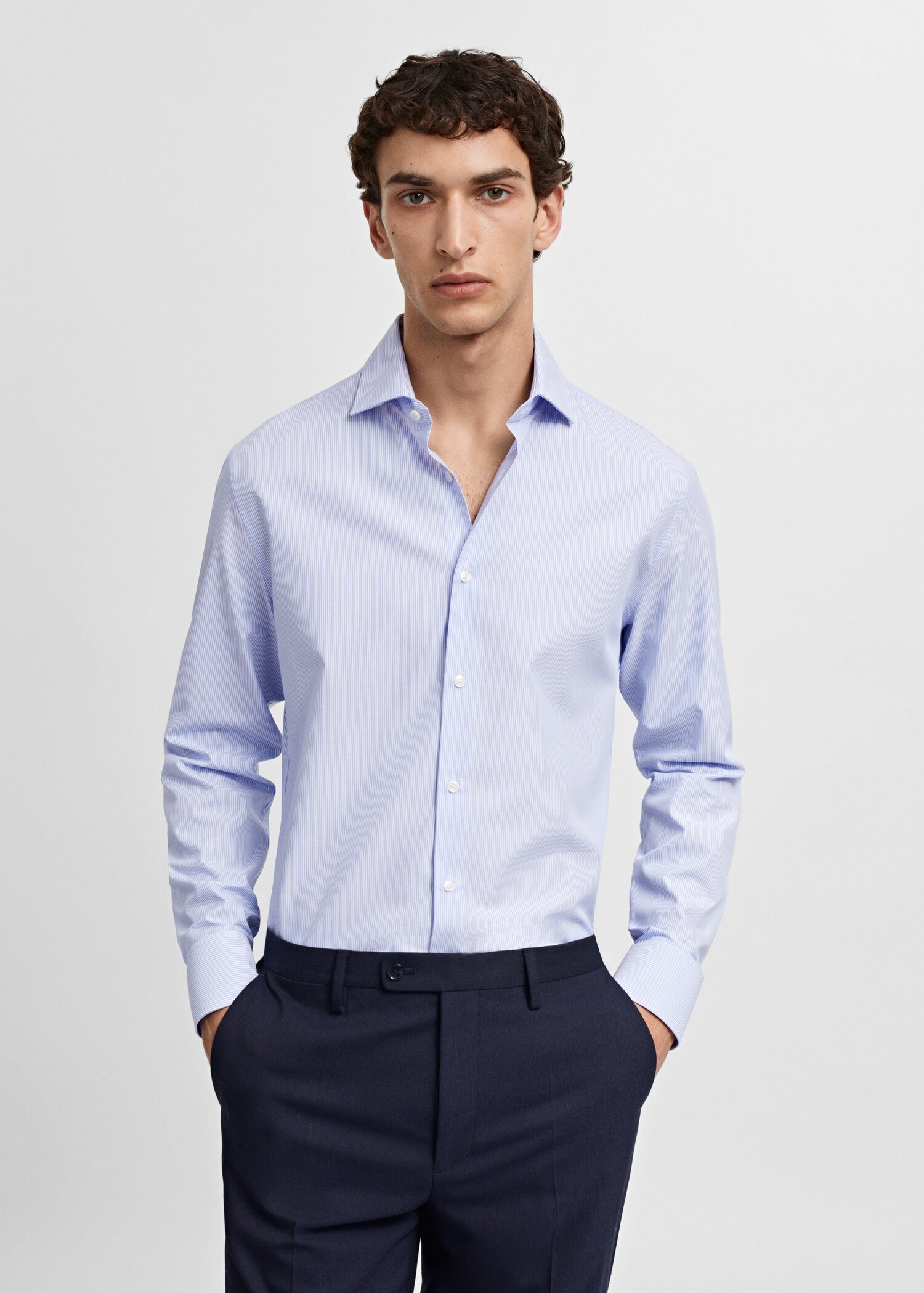 Feingestreiftes Slim Fit-Oberhemd aus Twill - Mittlere Ansicht