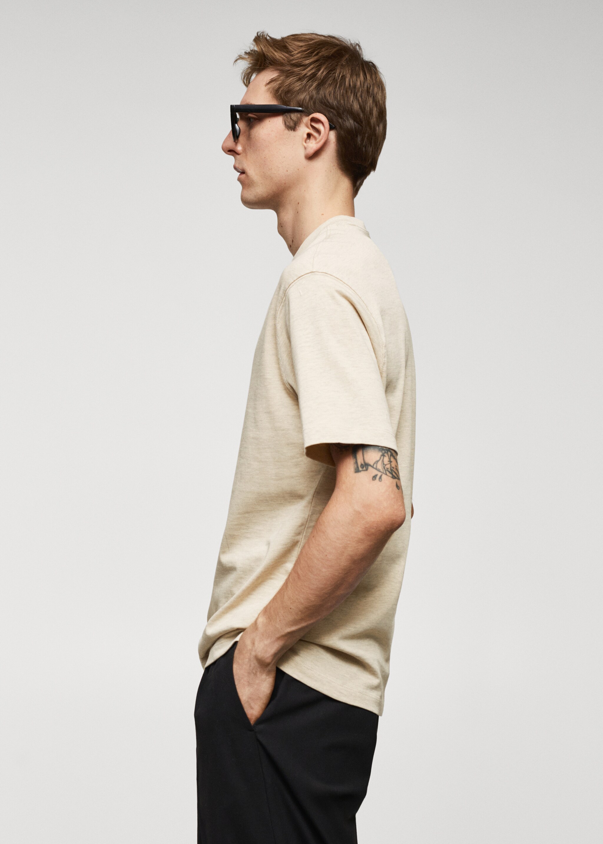 Basic 100% cotton relaxed-fit t-shirt - Details of the article 2, Sand. Ref: 67050644-00.