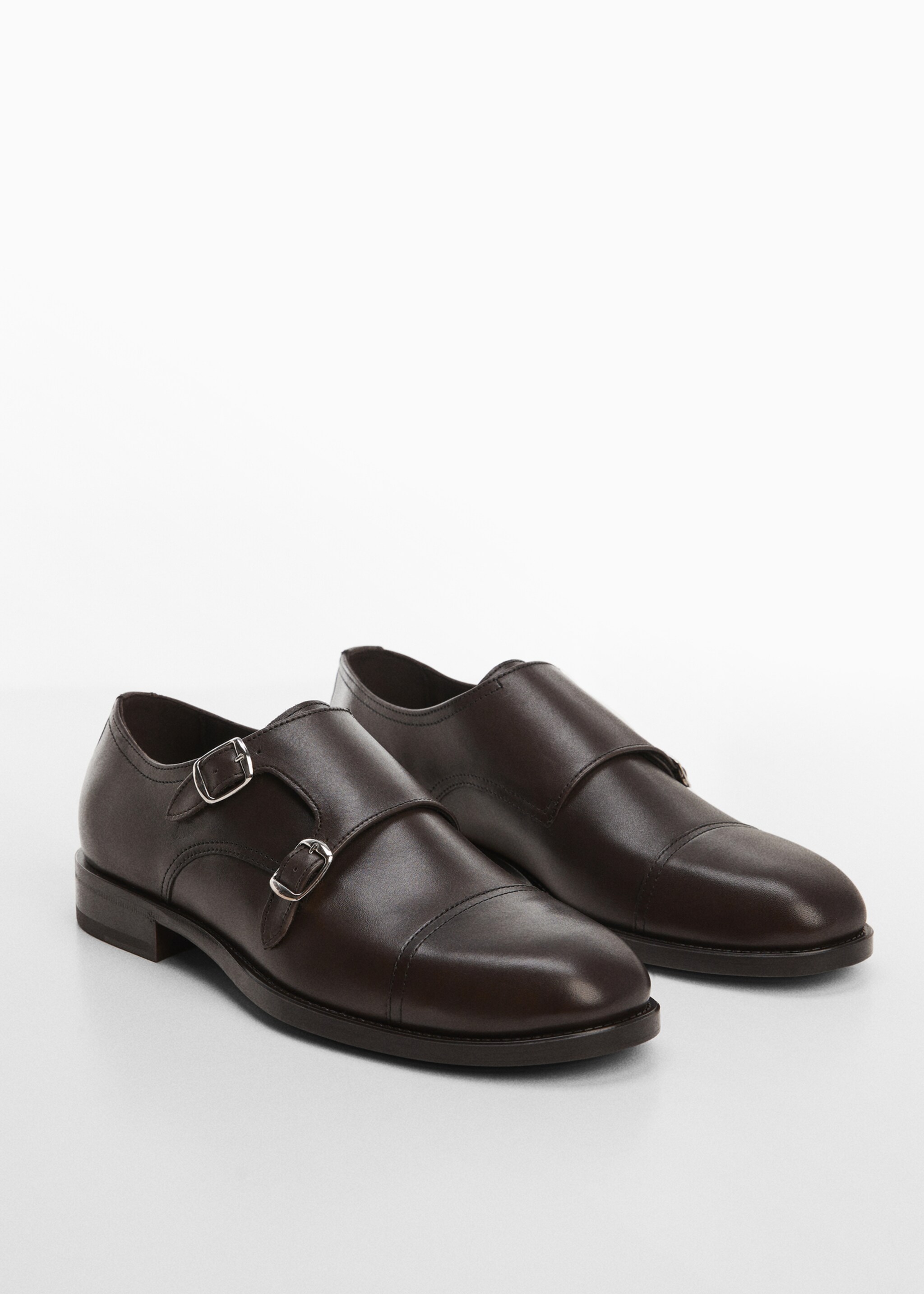 Pantofi eleganți din piele - Plan mediu
