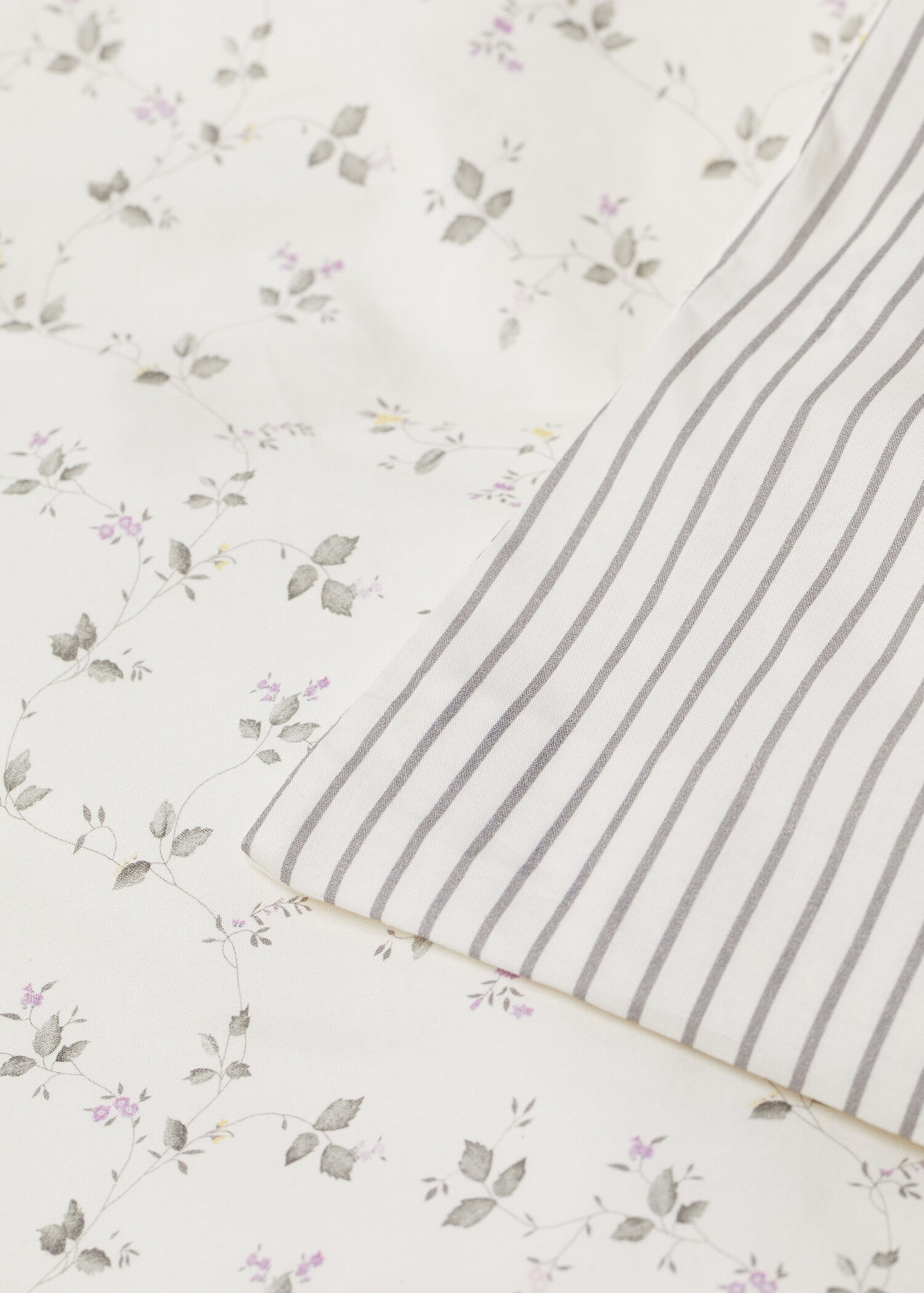 Reversible floral and stripe-print duvet cover King bed - Details of the article 3