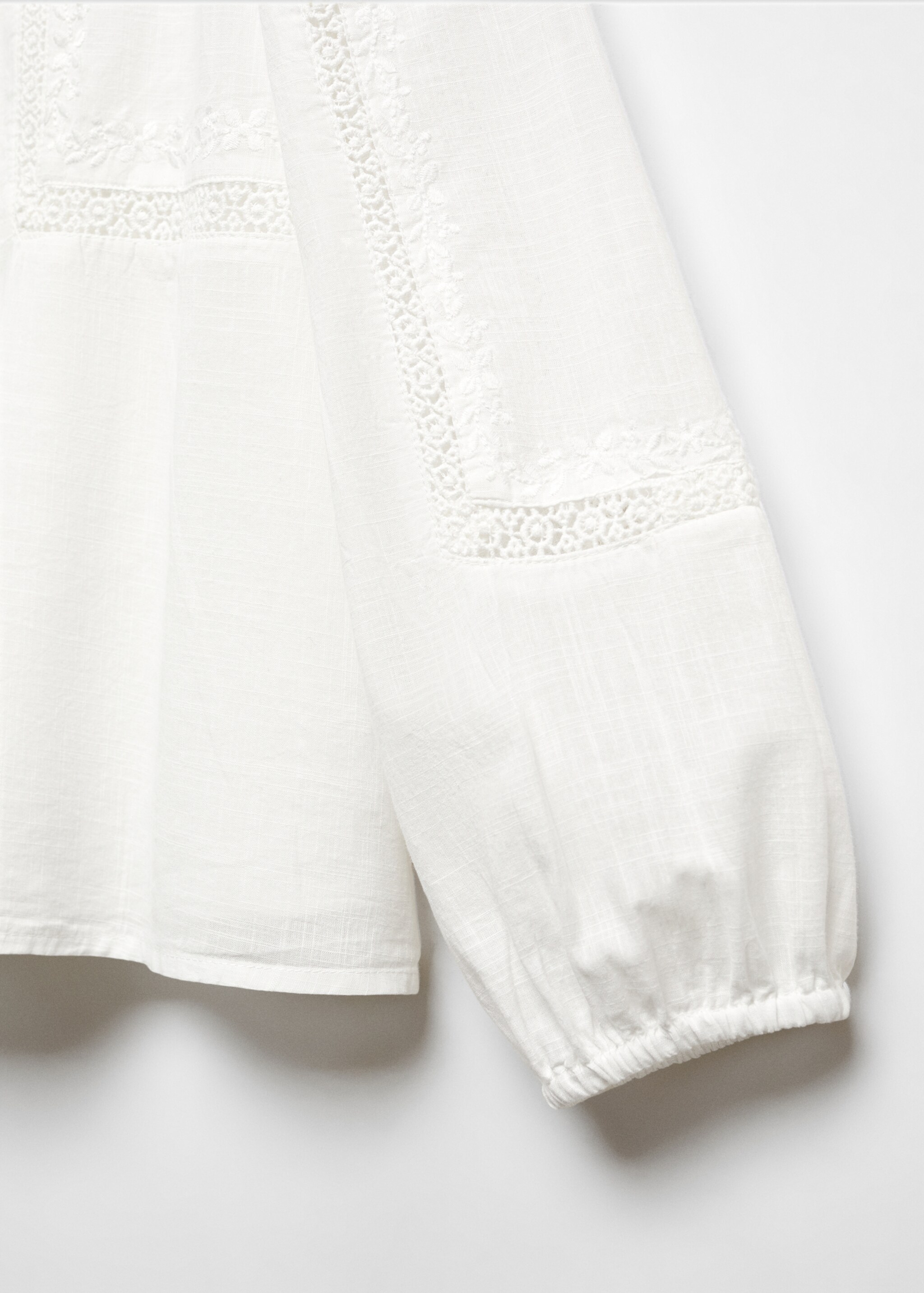 Bluse mit Stickerei - Detail des Artikels 8, Cremeweiß. Ref: 67053687-00.