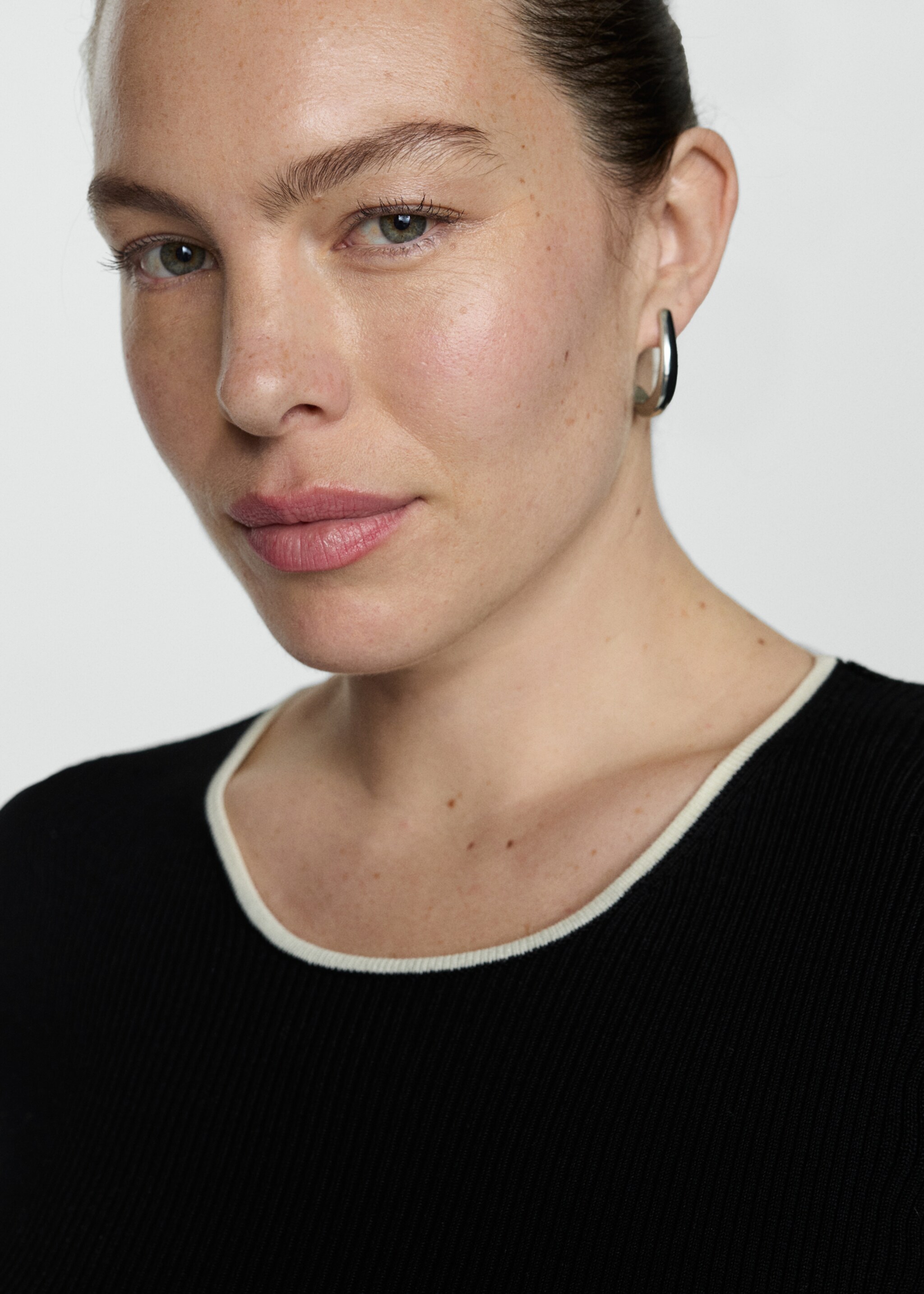 Jersei rivet contrast - Detall de l'article 4, Negre. Ref: 67054034-00.