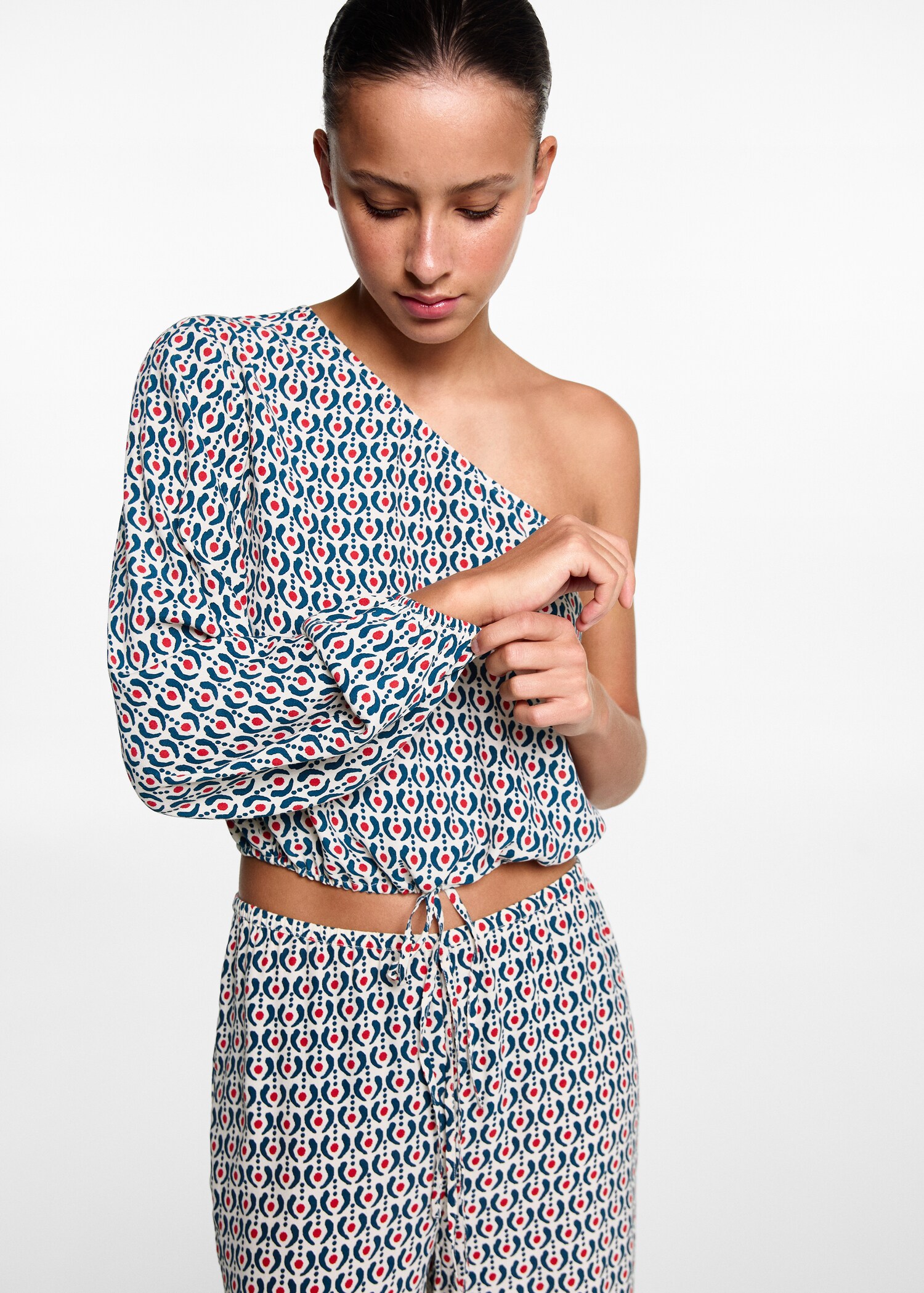 Asymmetrische Bluse mit Motiv - Mittlere Ansicht