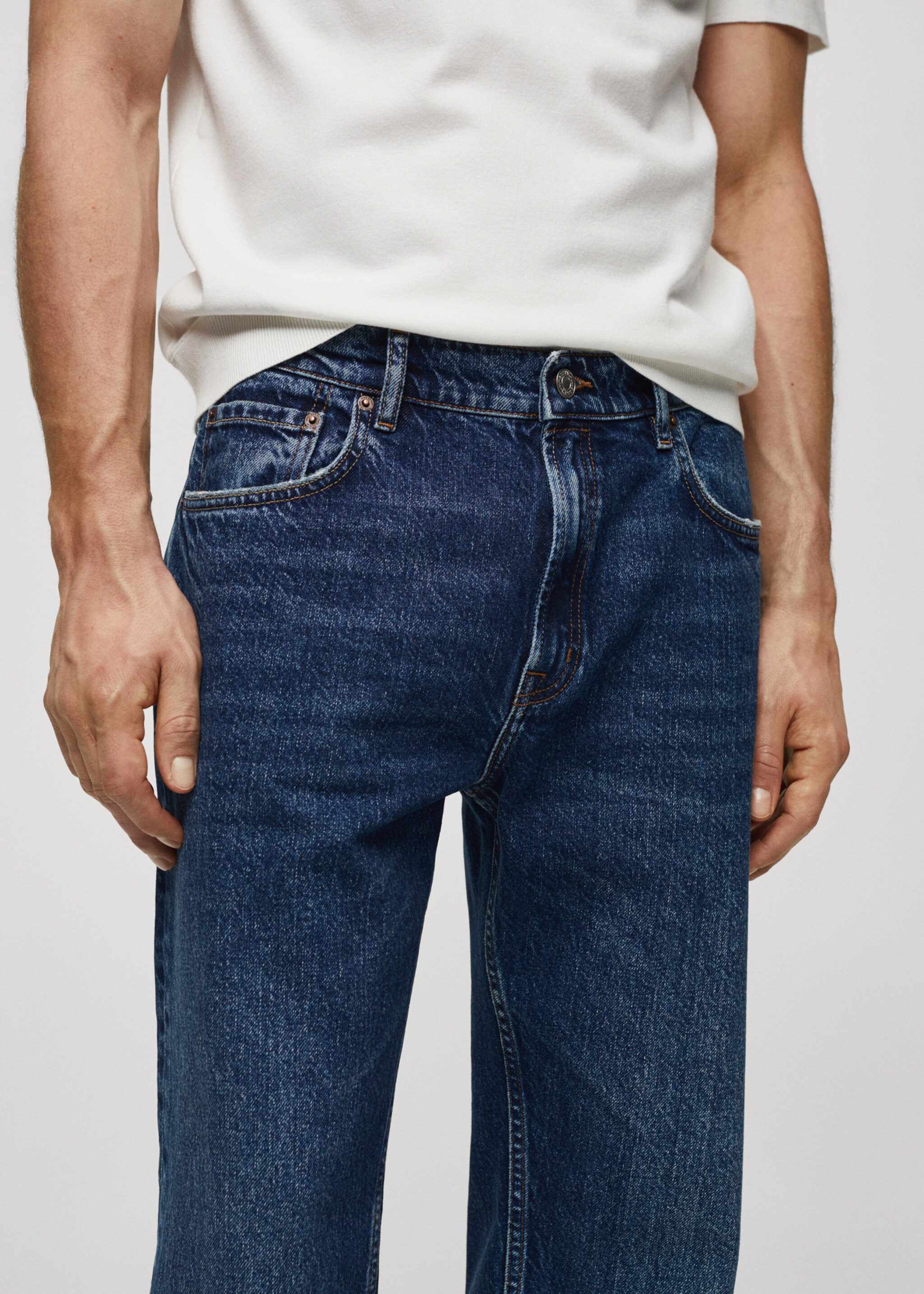 Regular Fit-Jeans mit dunkler Waschung - Detail des Artikels 1