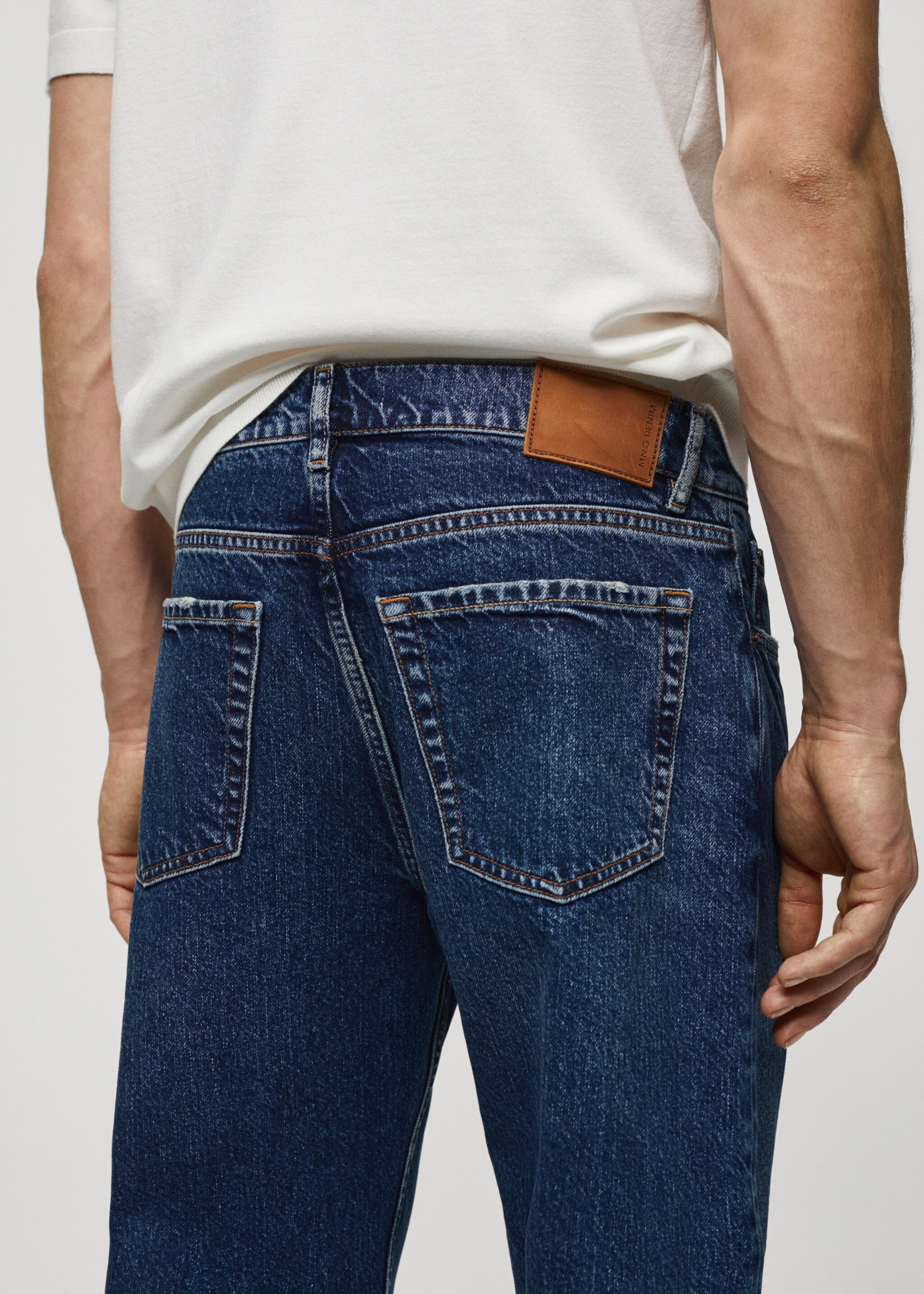 Regular Fit-Jeans mit dunkler Waschung - Detail des Artikels 4