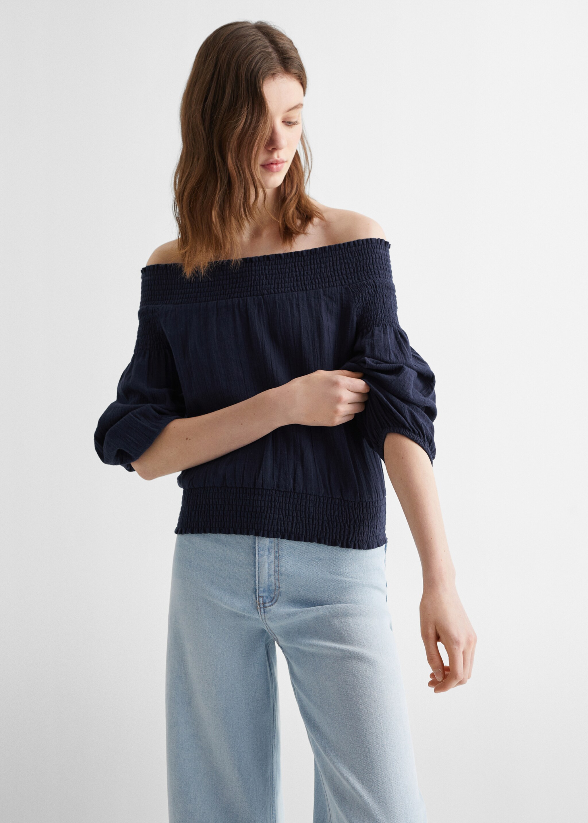 Bluză off-shoulder - Plan mediu