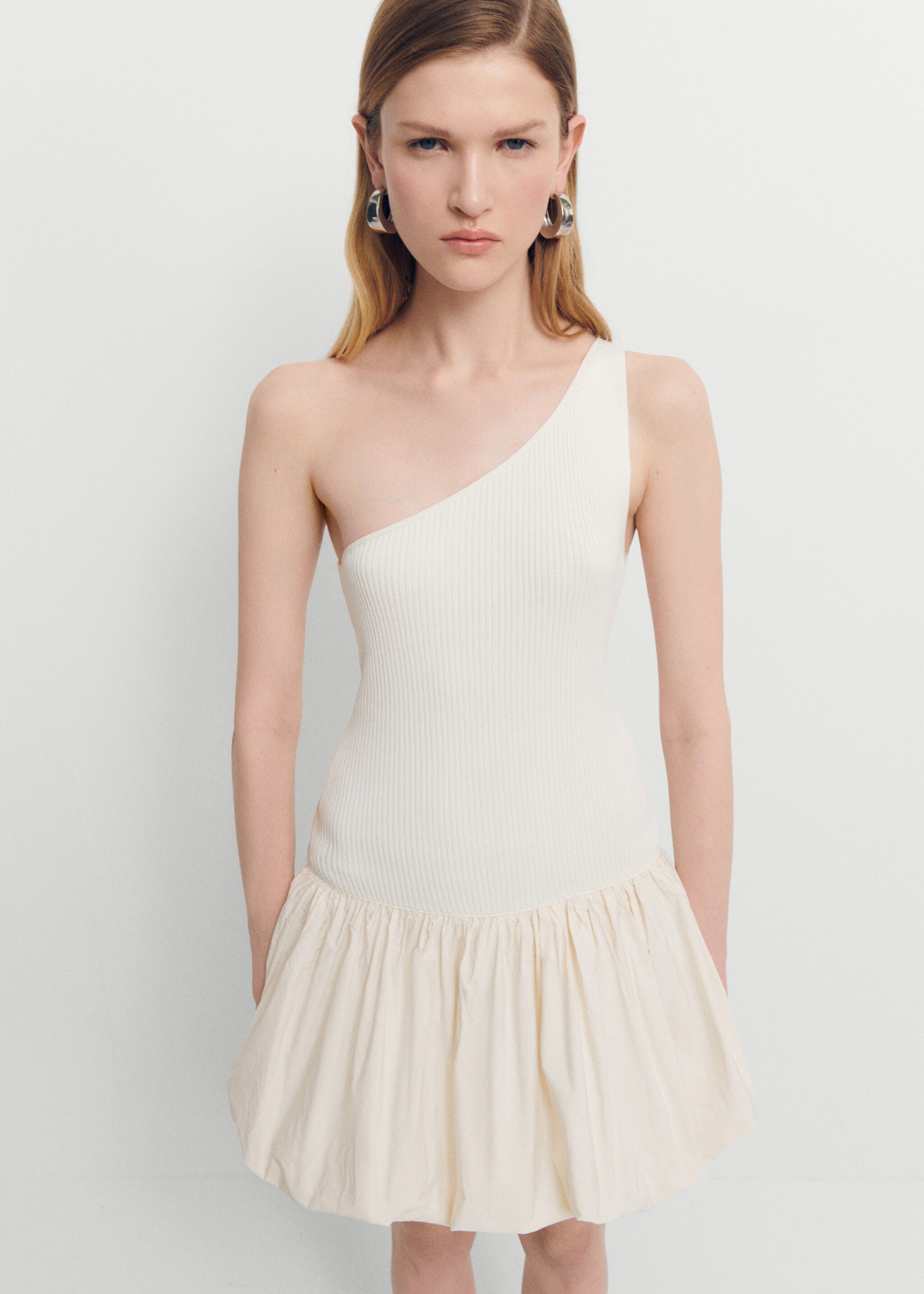 Robe courte à ourlet bouffant - Plan moyen