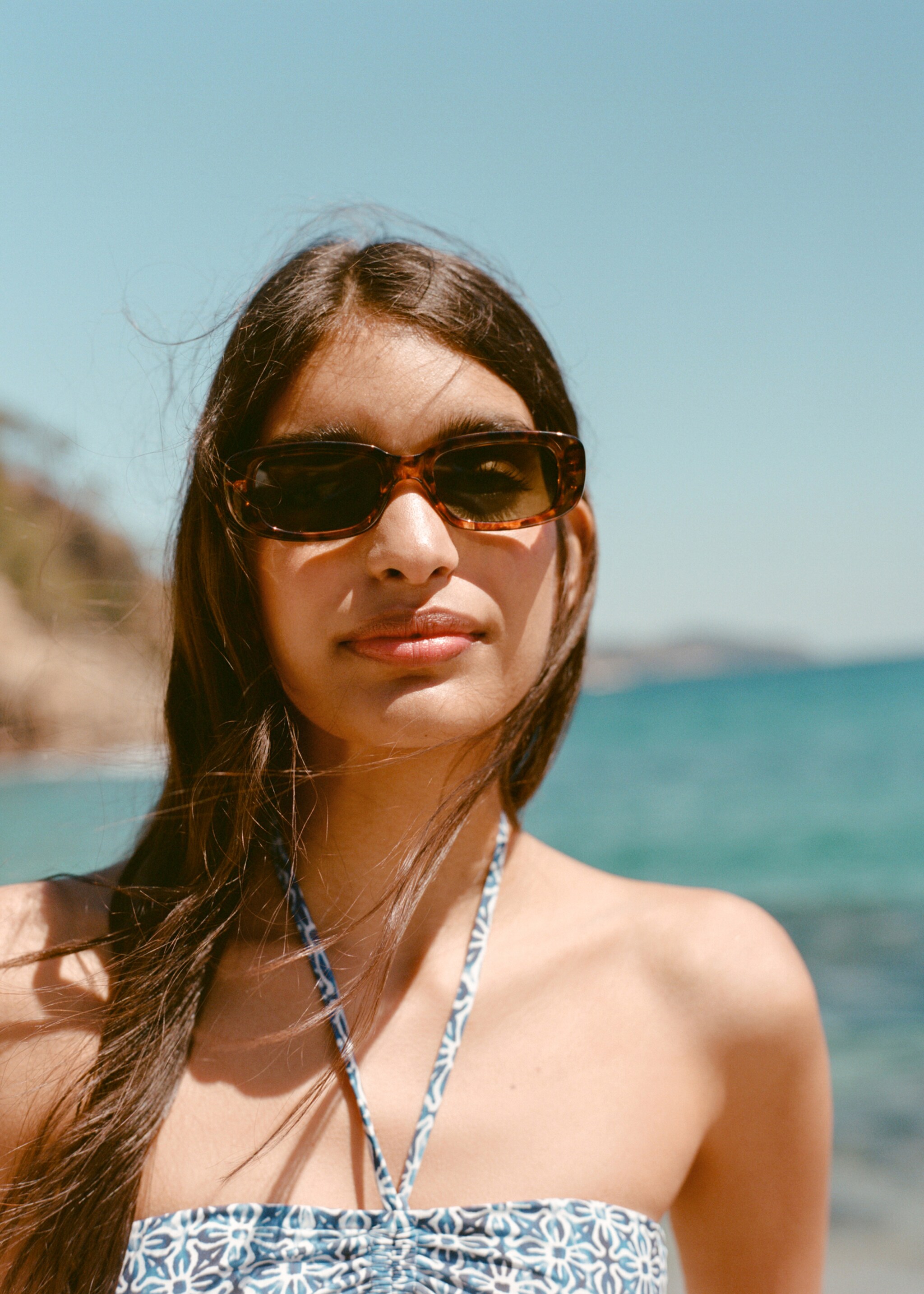 Γυαλιά ηλίου τεράγωνα - Λεπτομέρεια του προϊόντος 6, Καφέ. Ref: 67055151-00.