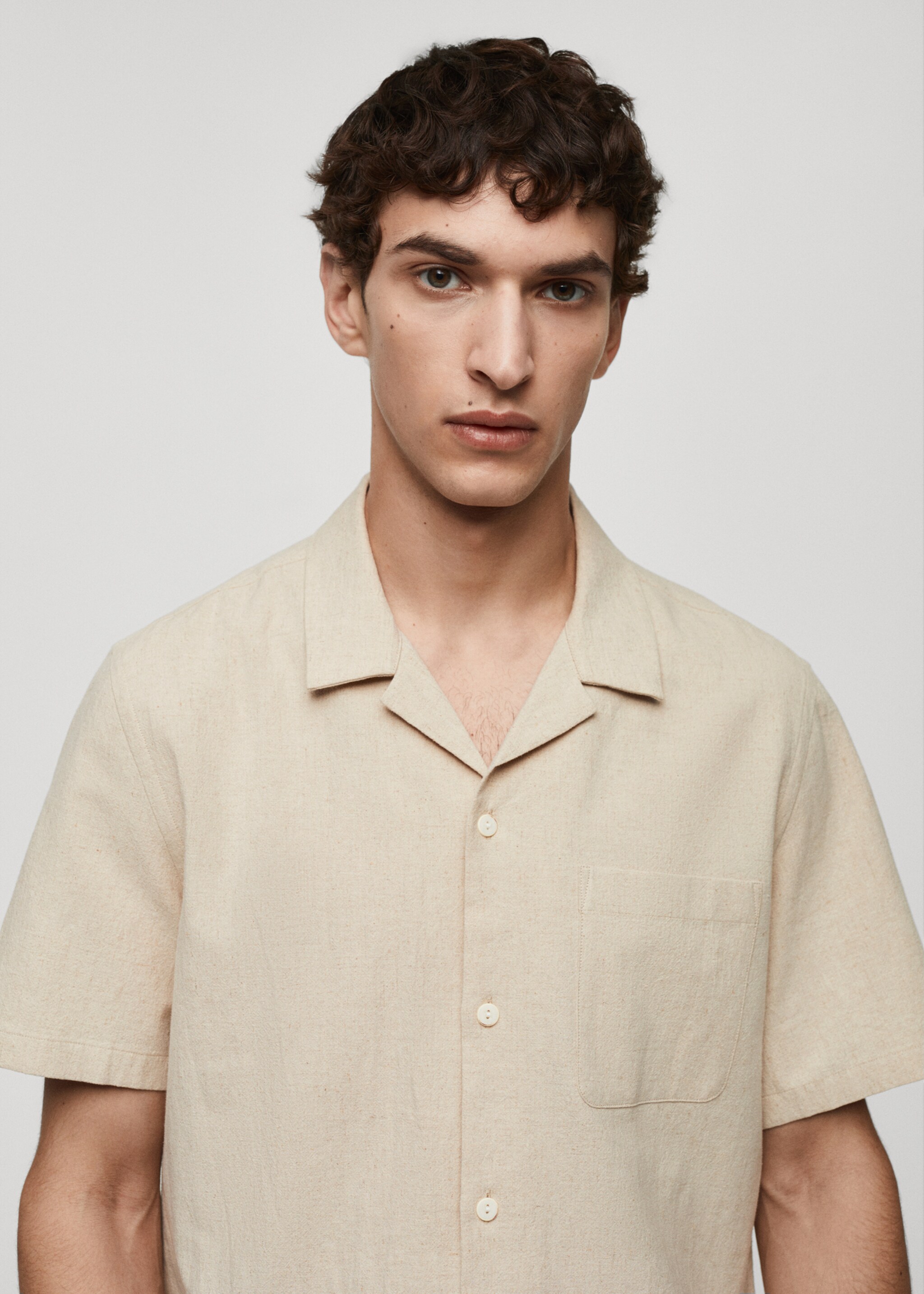 Linen shirt with bowling collar and pocket - Details of the article 1