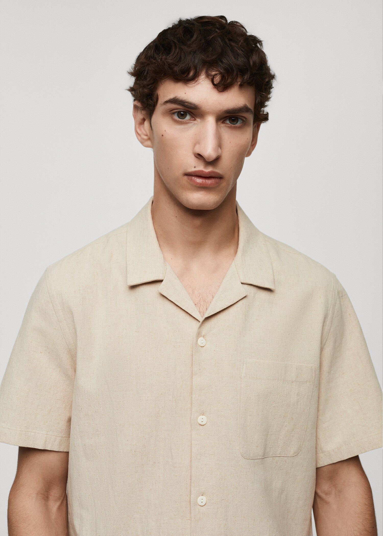 Linen shirt with bowling collar and pocket - Details of the article 1