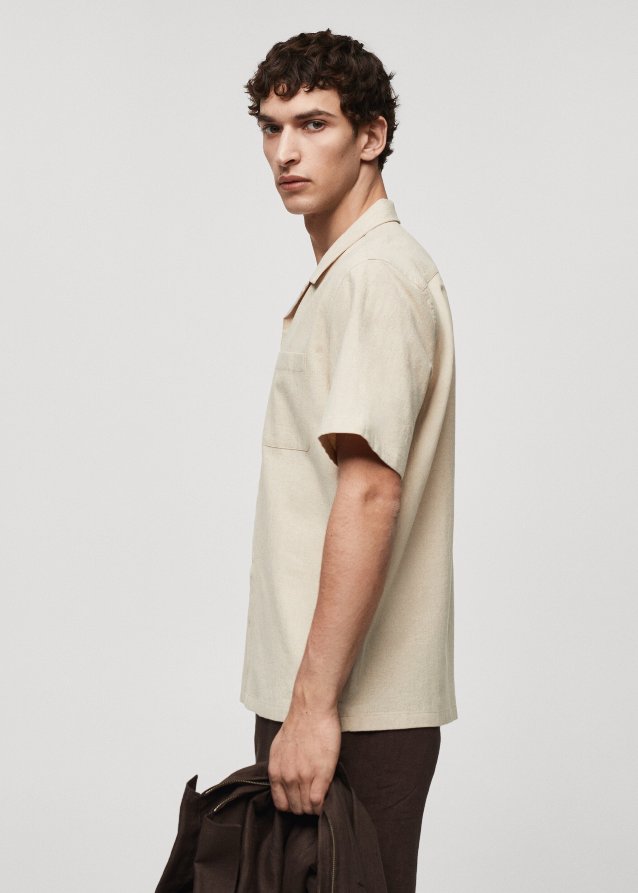 Linen shirt with bowling collar and pocket - Details of the article 2