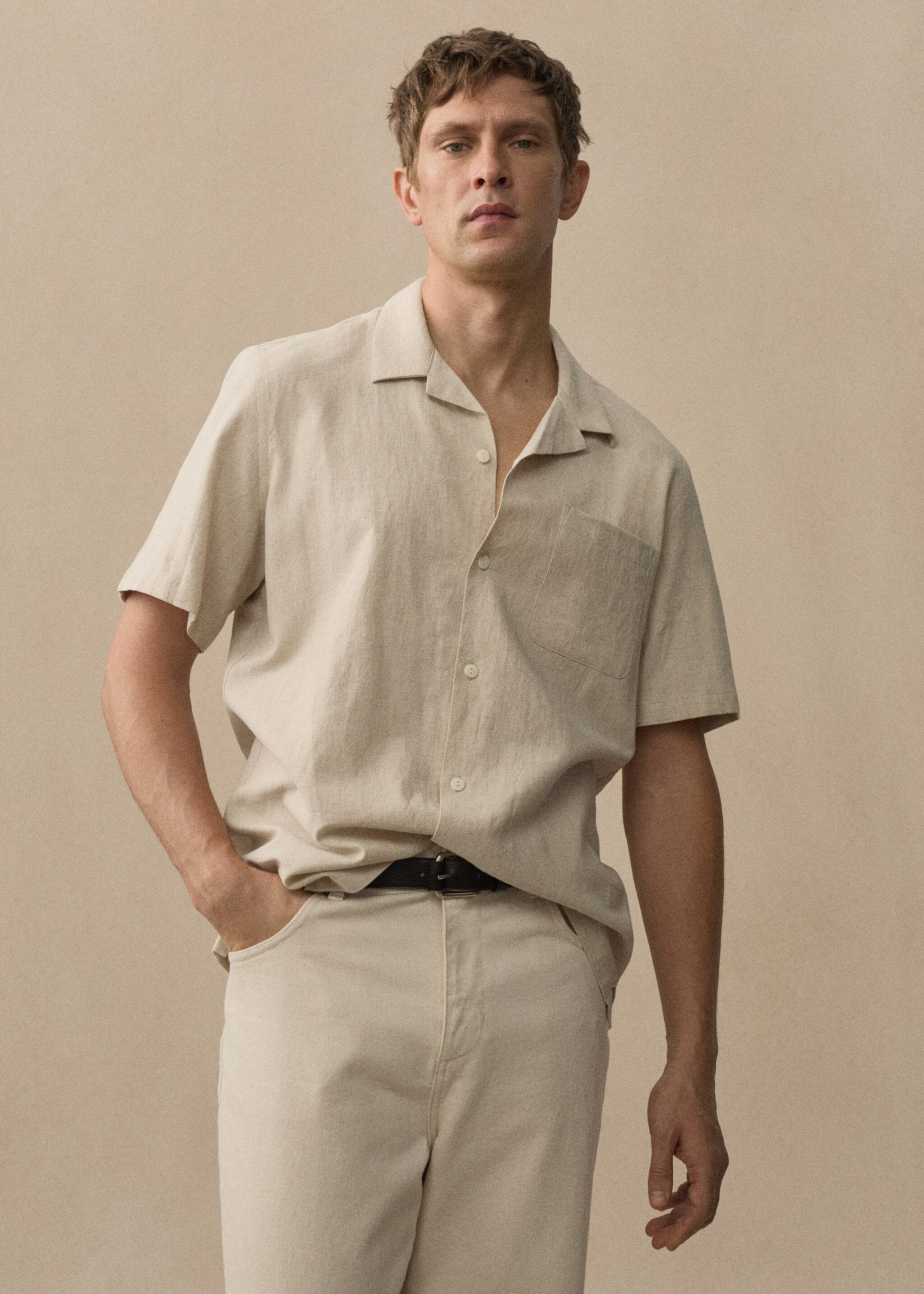 Linen shirt with bowling collar and pocket - Details of the article 3