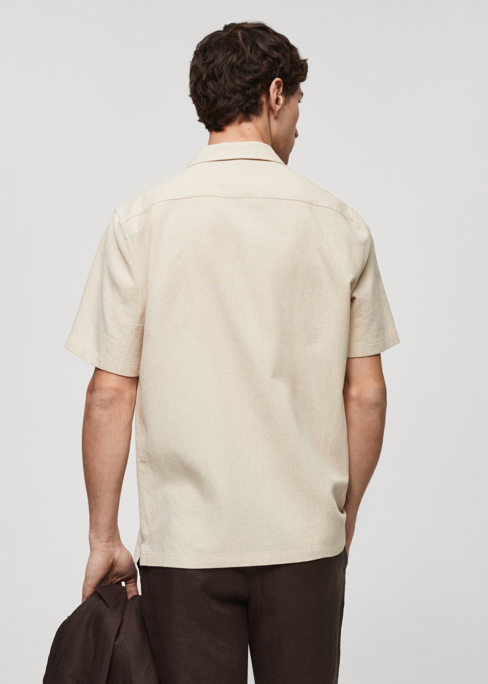 Linen shirt with bowling collar and pocket - Reverse of the article