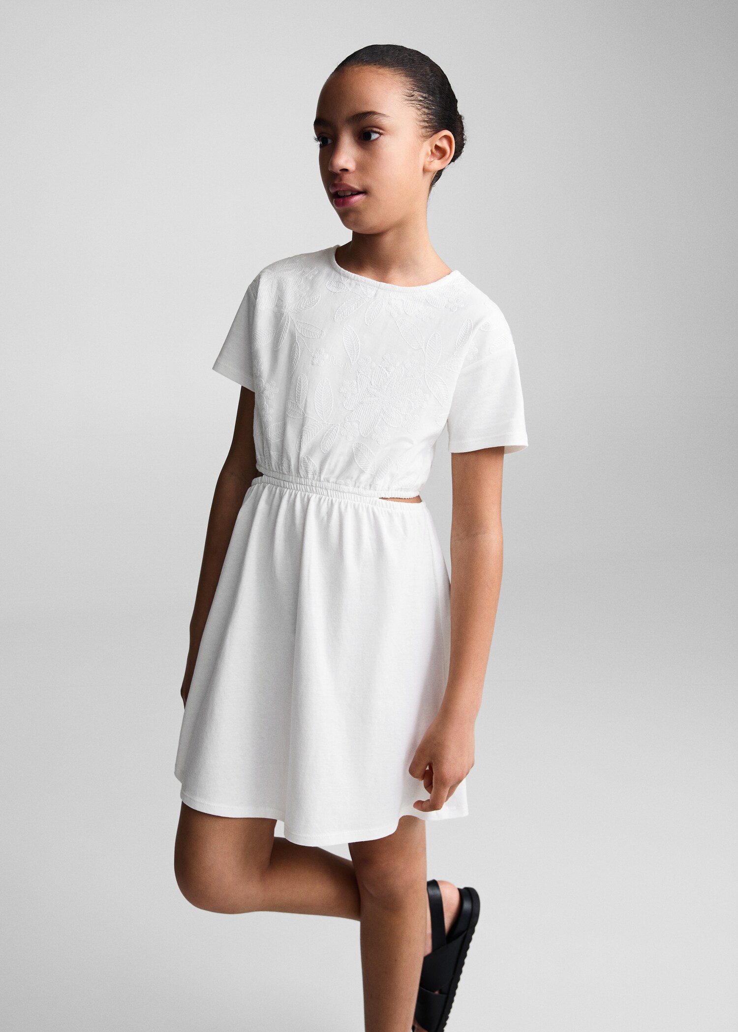 Embroidered dress with side slits - Medium plane