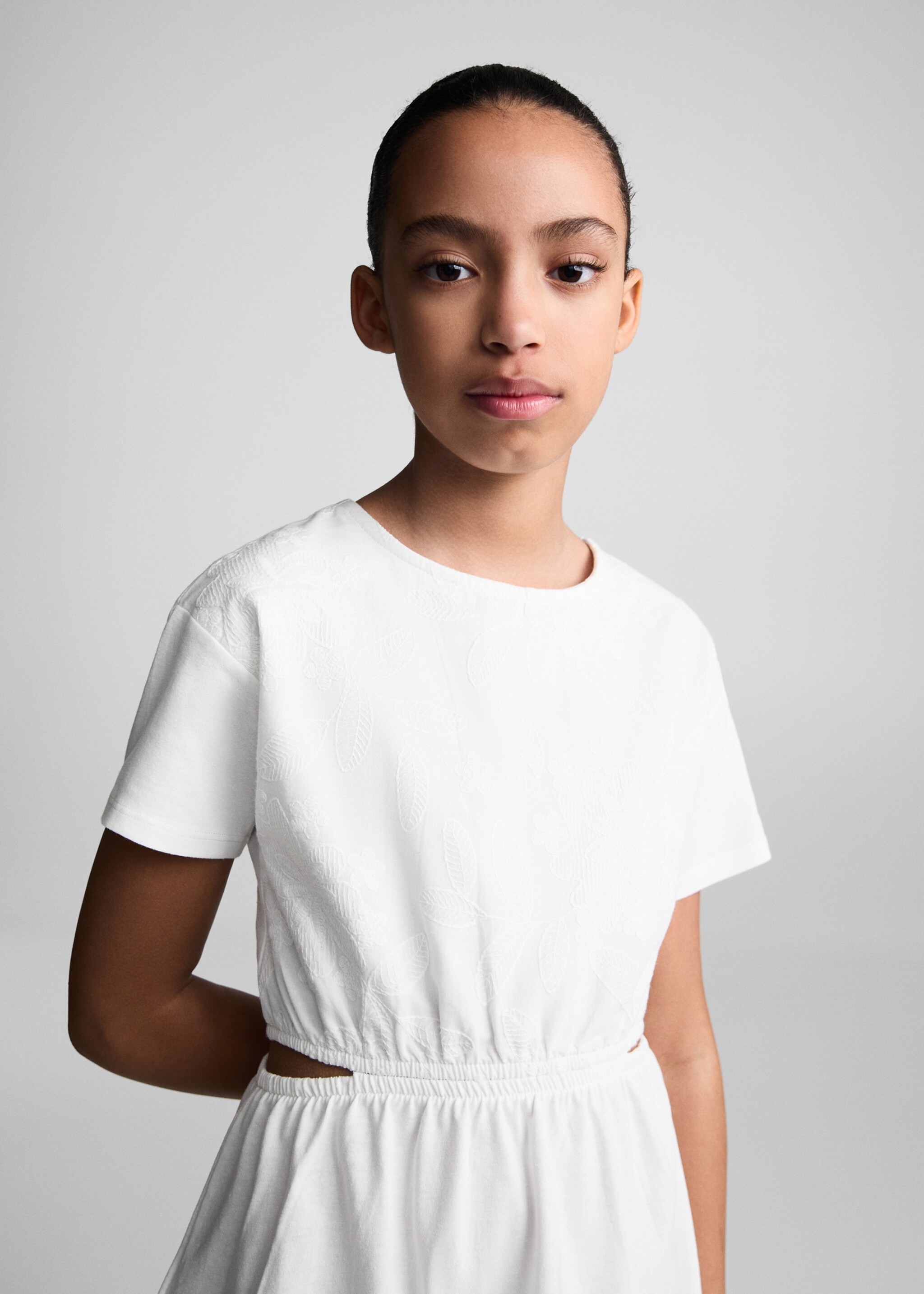 Embroidered dress with side slits - Details of the article 1, Off White. Ref: 67056021-00.