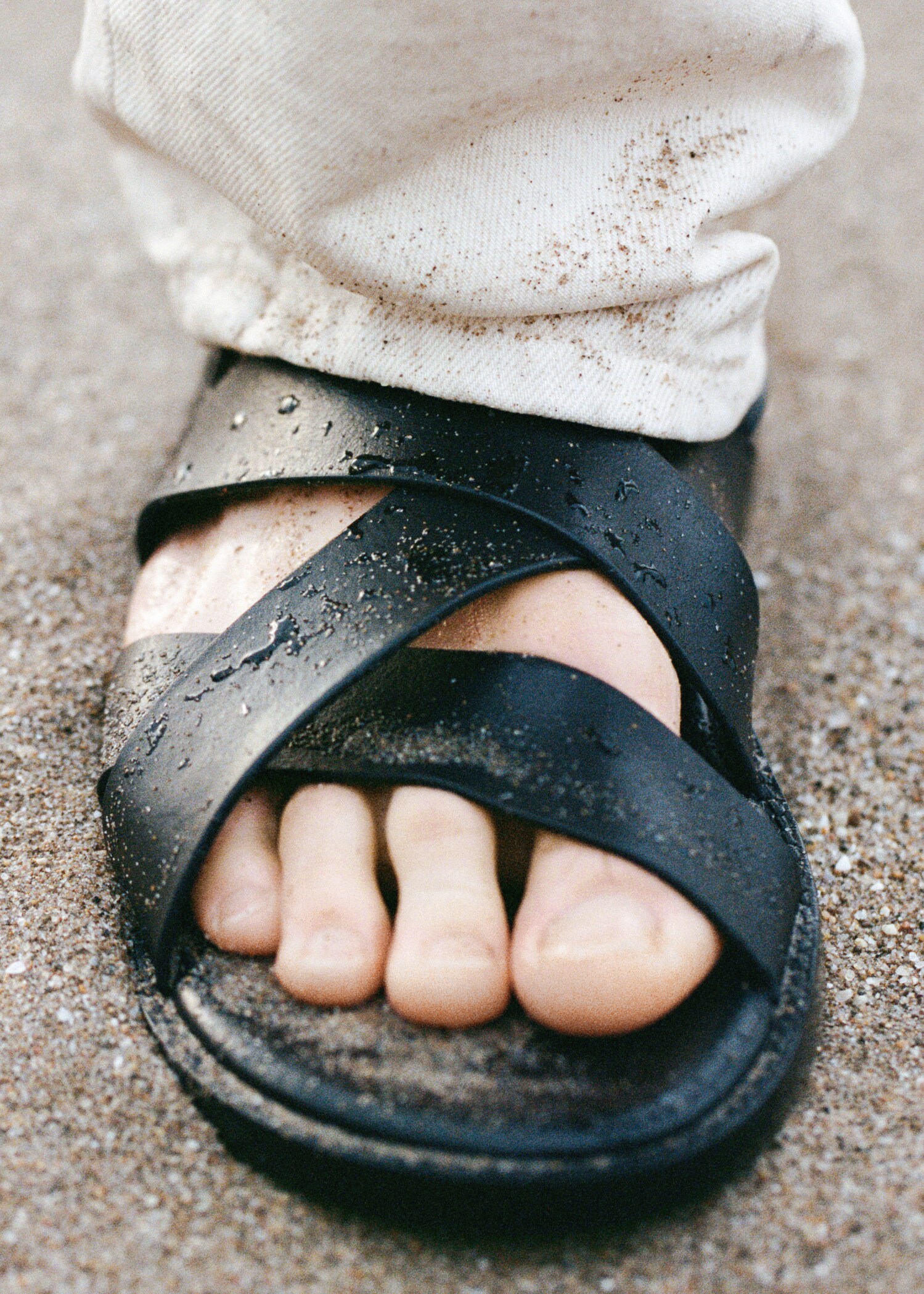100% leather crossed strap sandal - Details of the article 8