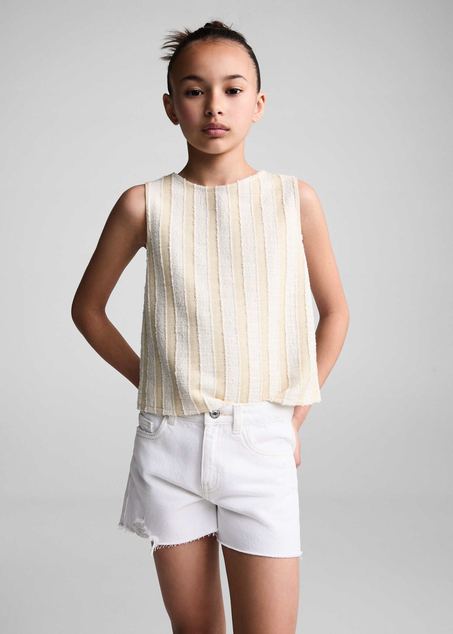 Short jean déchiré - Plan moyen