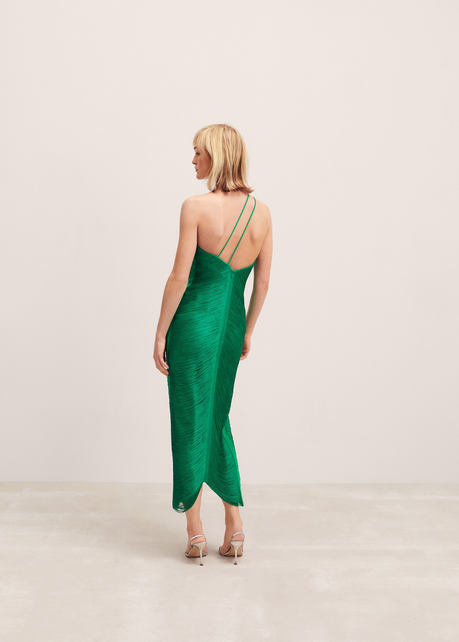 Asymmetrisches Kleid mit Fransen - Rückseite des Artikels