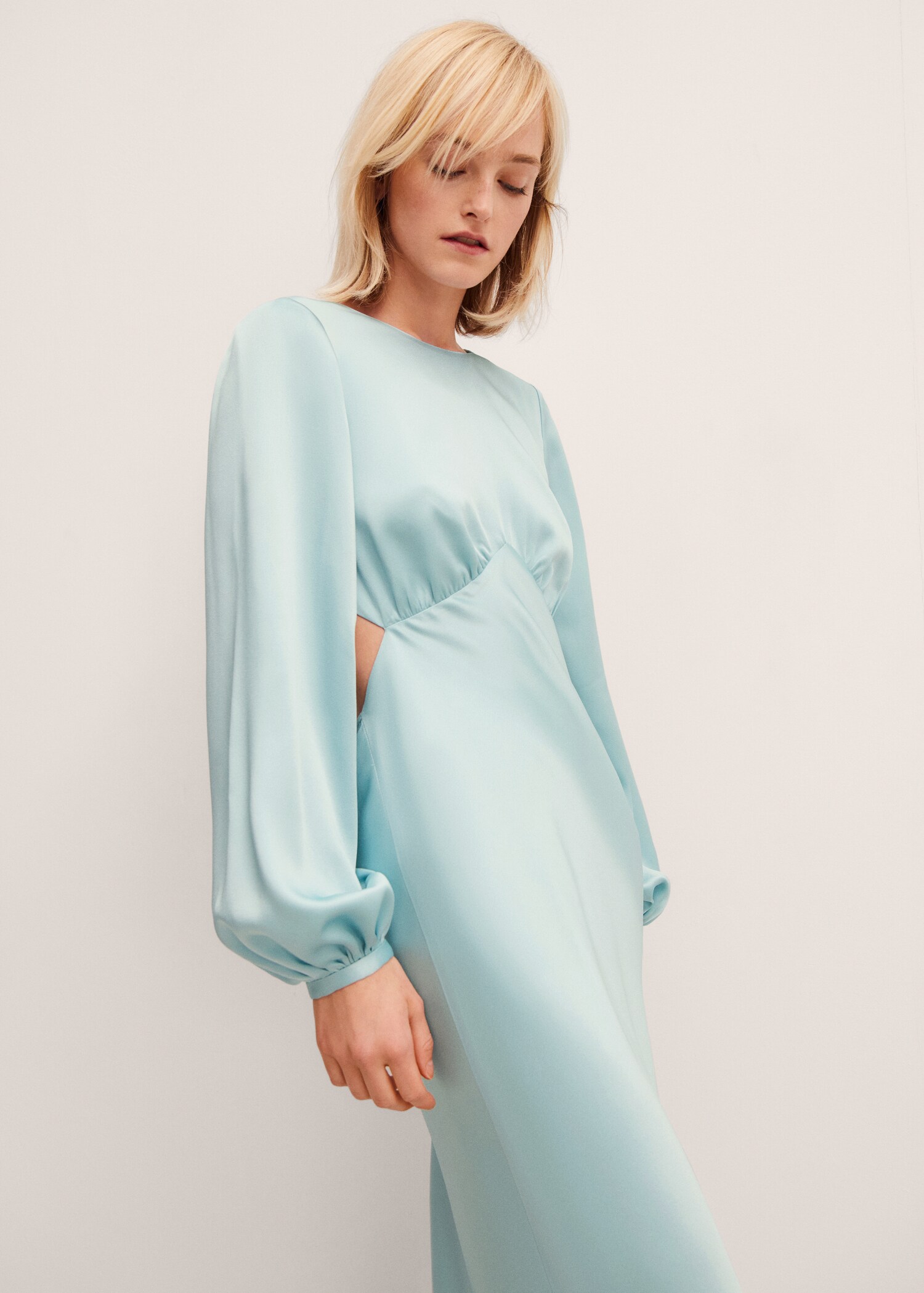 Vestido satinado espalda descubierta - Plano medio