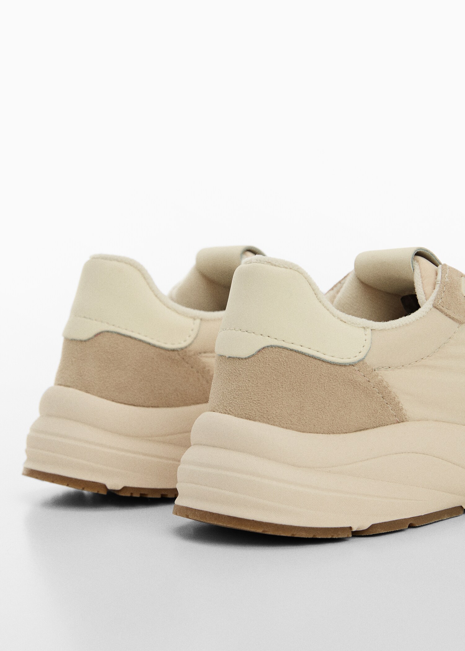 Turnschuhe mit Ledereinsätzen - Detail des Artikels 1