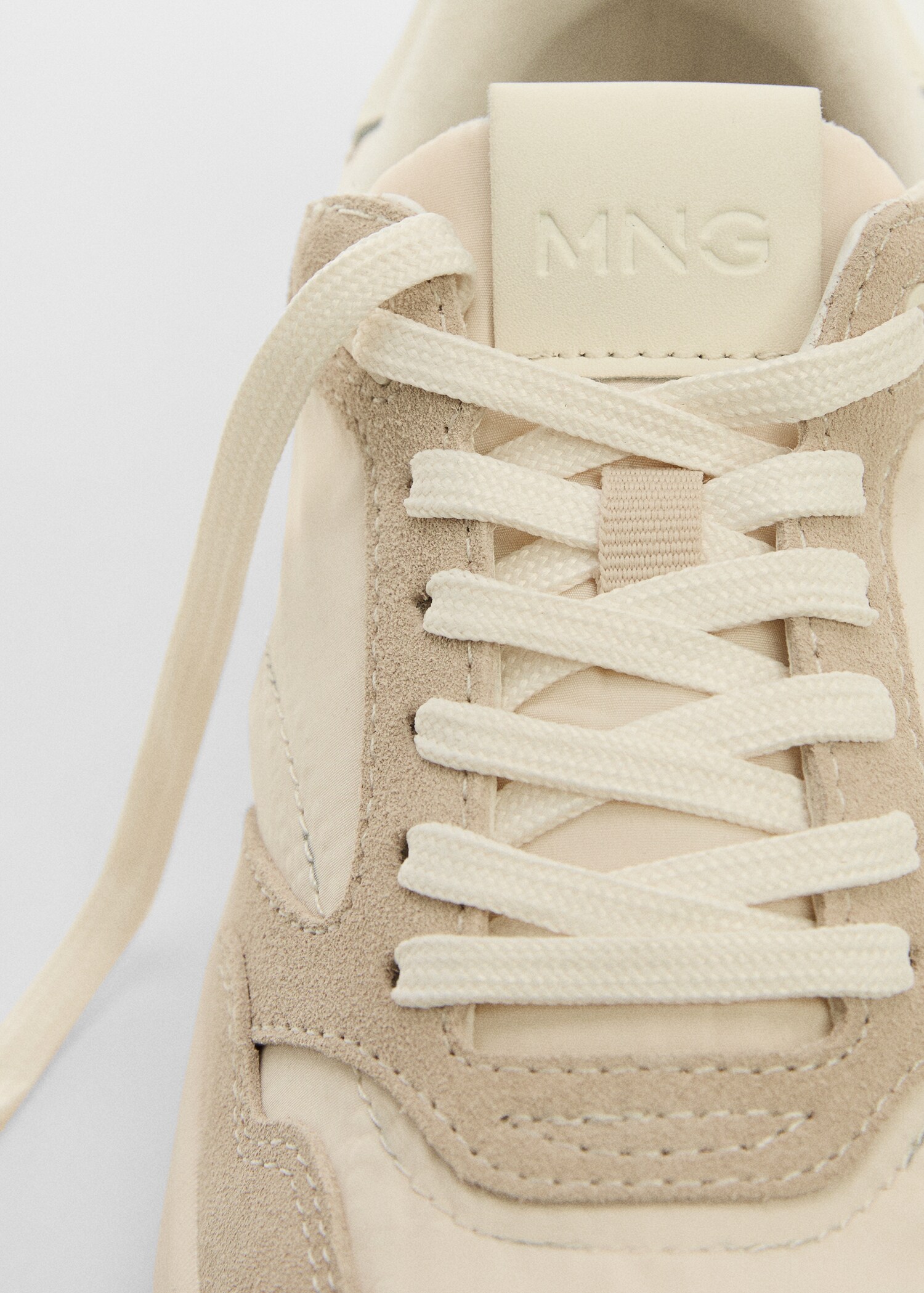 Turnschuhe mit Ledereinsätzen - Detail des Artikels 2